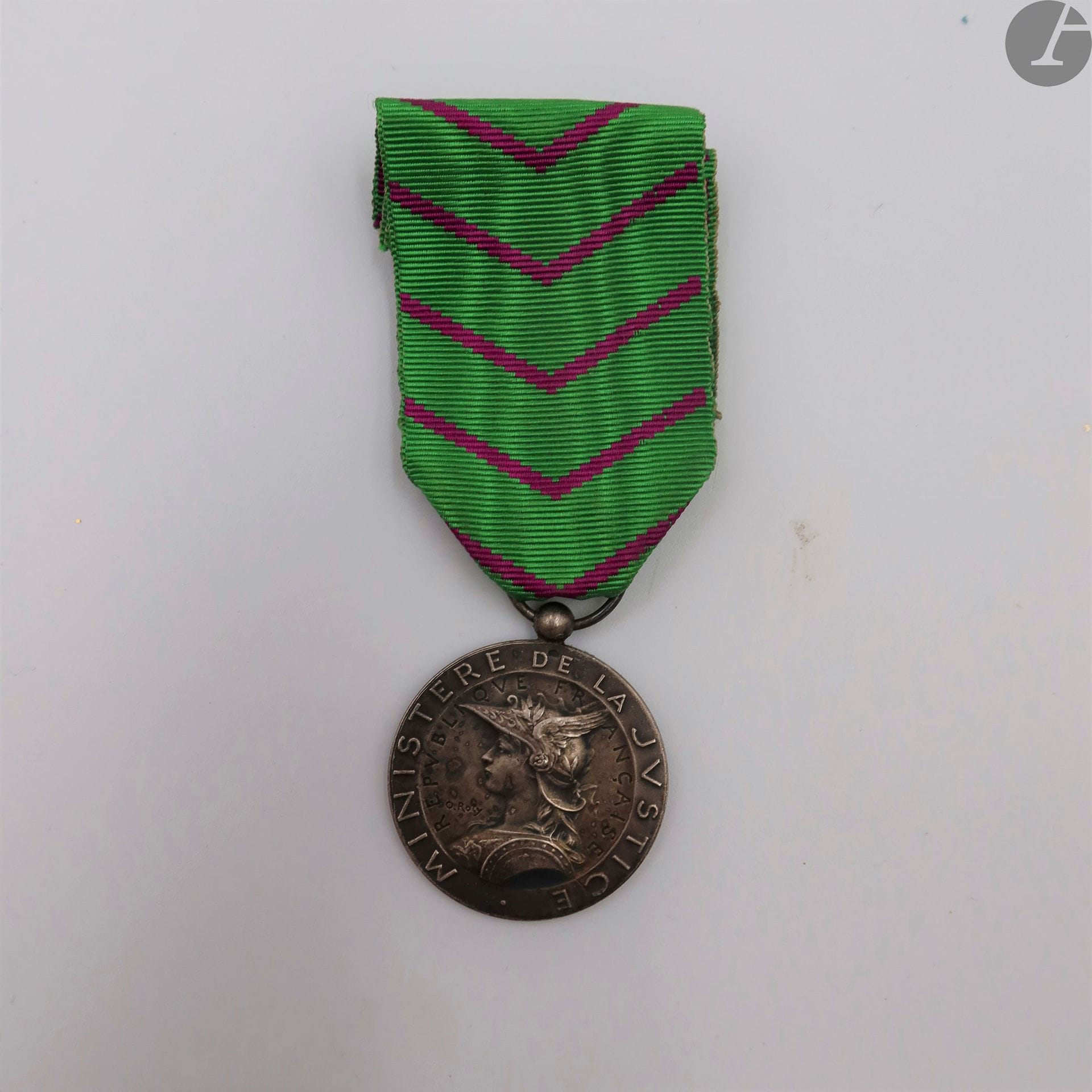 FRANCE 
MÉDAILLE D’HONNEUR DE L’ADMINISTRATION PÉNITENTIAIRE (1869) 
Médaille du 1er modèle par Roty. 
En argent. Ruban au modèle. Poinçon tête de sanglier. 
26 mm - Poids brut : 9,7 g
T.T.B. à SUP.