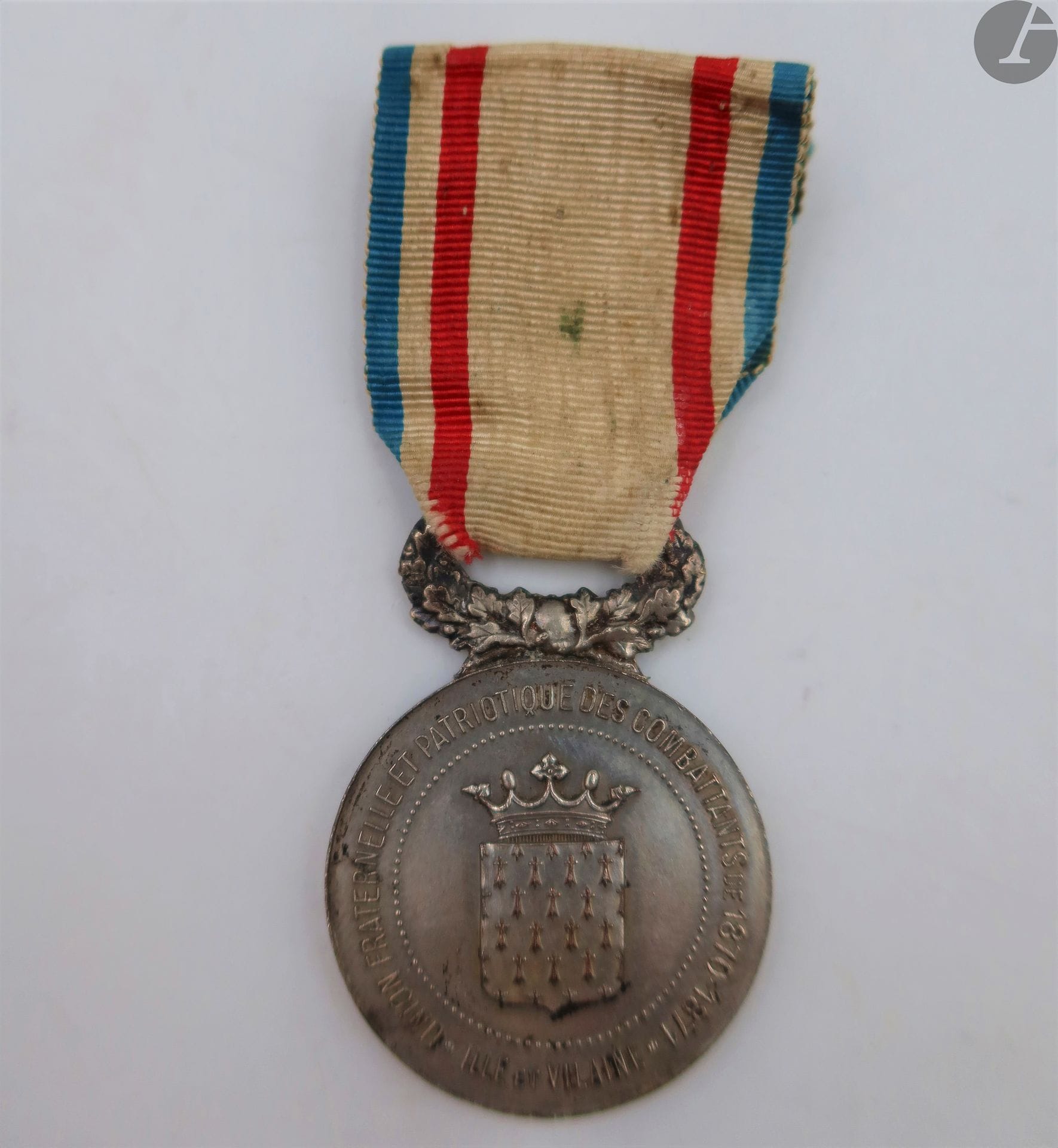 FRANCE
Deux pièces : 
- insigne de membre de l’association « L’Union fraternelle et patriotique des combattants de 1870-1871 ». 
En métal argenté. Ruban tissé à l’hermine, monté d’origine avec l’hermine au revers. 
46 x 31 mm
- brevet de l’union des combattants de 1870-71 de Dijon (côte d’or), au nom d’Antoine Renard, fait à Dijon le 1er janvier 1907. Lithographie par Queton. Sous verre. Cadre en pitchpin. 42 x 49cm
T.T.B.