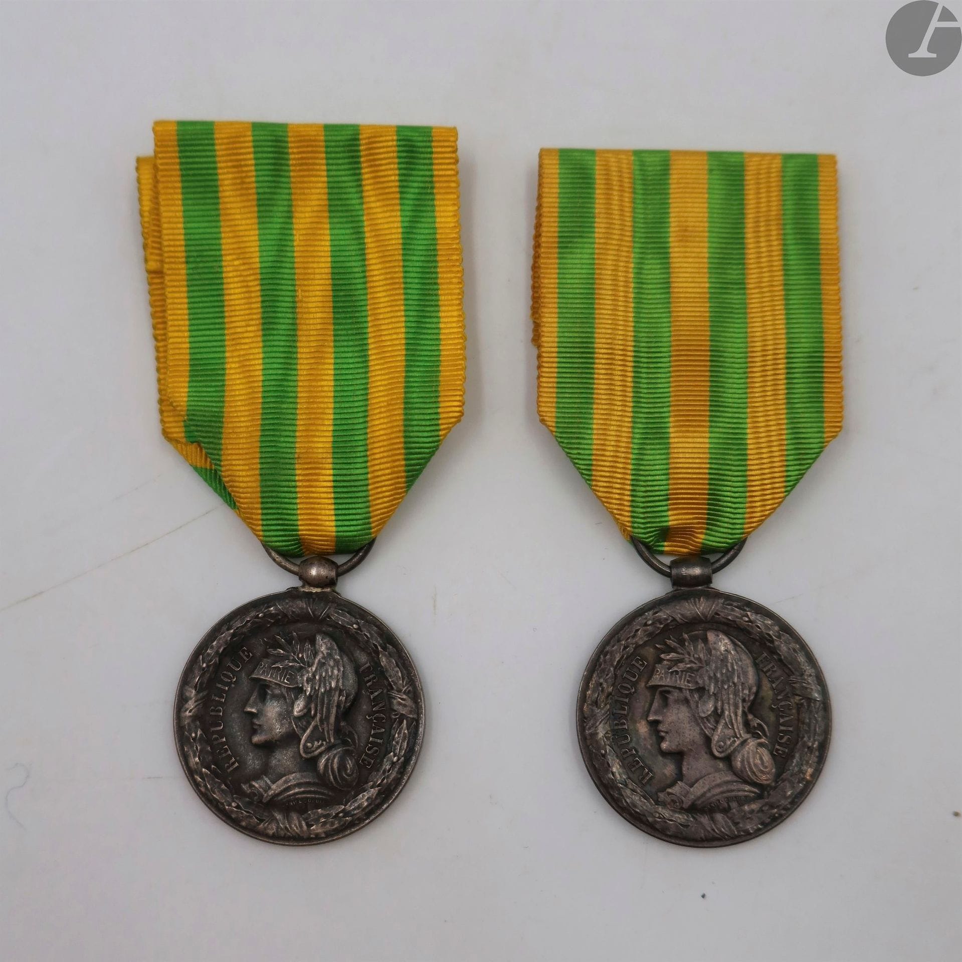 FRANCE 
TONKIN MEDAL (1885)
Two silver medals by Lemaire, models for the army and the navy:
- model of the army, with an olive ring. Hallmark of the Mint. 28 mm - Net weight : 14 g-
model of the navy, with olive hoop. Hallmark of the Mint. 28 mm - Net weight : 15 gT
.T.B




.