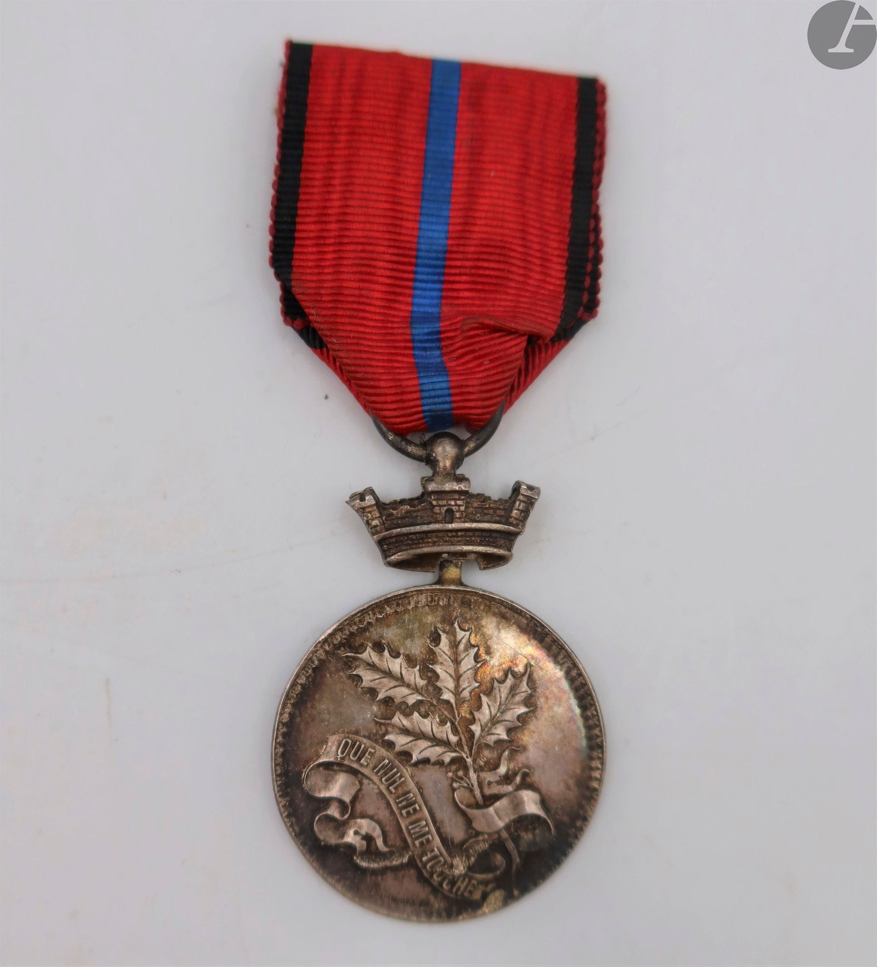 FRANCE 
MÉDAILLE DE LA SOCIÉTÉ DES VOLONTAIRES 1870-1871
Médaille de la Société des Volontaires 1870-1871 dite « à la branche de houx » du 1er type en bronze argenté. 
Non attribuée. Couronne estampée en deux parties. 
Ruban ancien cousu. 
36 x 28 mm - Poids net : 9,2 g
T.B. à T.T.B. (Défauts de frappe au niveau de la banderole et du pourtour).