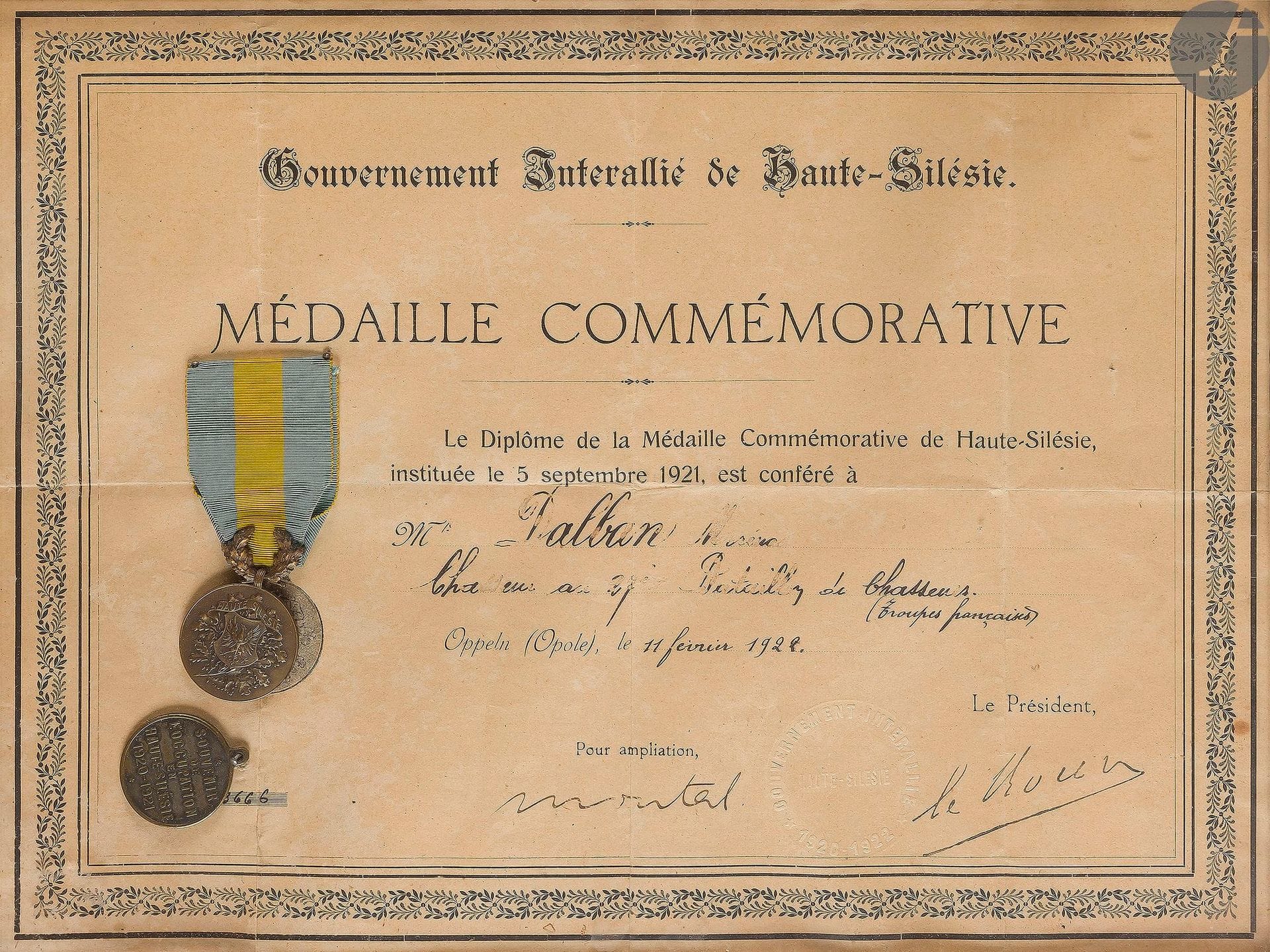 FRANCE 
MÉDAILLE COMMÉMORATIVE DE HAUTE SILÉSIE (1921). 
En bronze. Ruban. 
Présentée encadrée avec son brevet au de Dalban, chasseur au 27e bataillon de chasseurs et une médaille en laiton « Souvenir de l’occupation en haute silésie (1920-1921). » 
A.B.E.