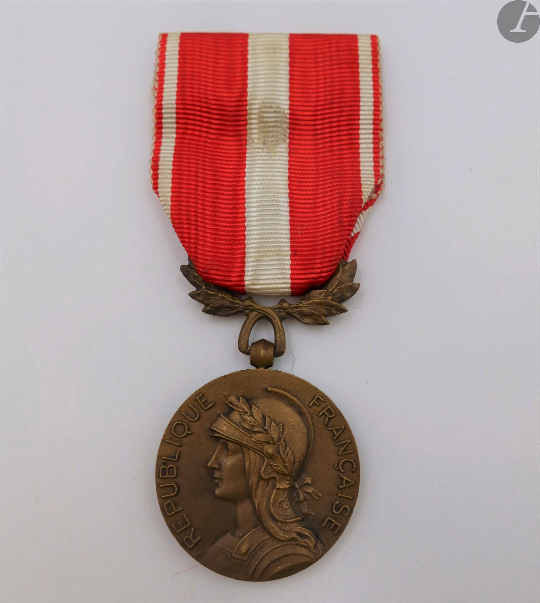 FRANCE
MÉDAILLE DE LA VALEUR MILITAIRE (1956)
Médaille du modèle Lemaire. En Bronze. Poinçon de la Monnaie sur la tranche. Ruban. 
29 mm
SUP.