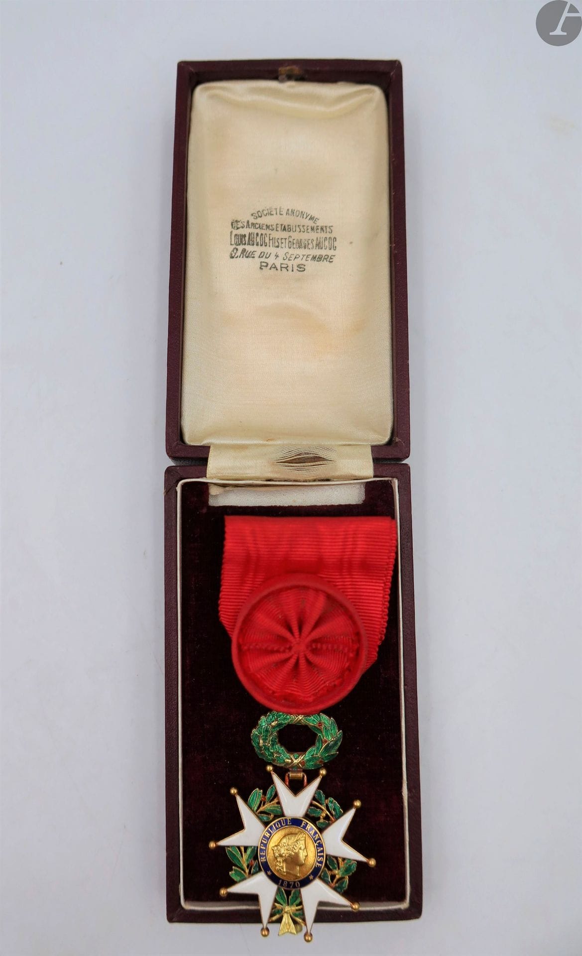 FRANCE 
ORDRE DE LA LÉGION D’HONNEUR, institué en 1802. 
Étoile d’officier d’époque IIIe République. 
En or et émail. Poinçon tête d’aigle et d’orfèvre. Ruban à rosette. 
51 x 40 mm - Poids brut : 17,6 g
Dans une boîte d’officier de la Maison Aucoc à couvercle marqué. 
T.T.B. à SUP.