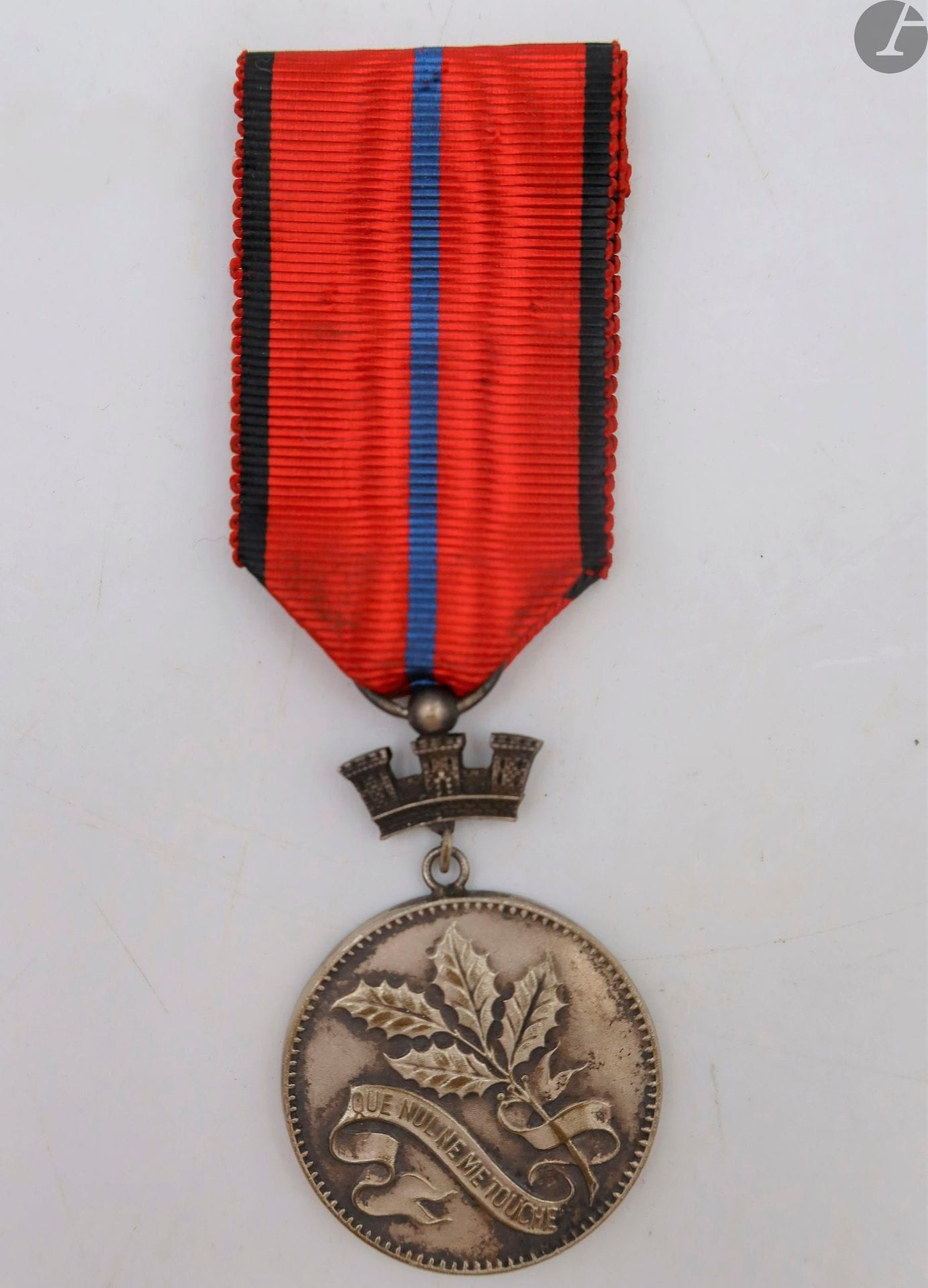 FRANCE 
MÉDAILLE DE LA SOCIÉTÉ DES VOLONTAIRES 1870-1871 ET 1914-1918
Médaille de la Société des Volontaires 1870-1871 et de 1914-1918 dite « à la branche de houx » du 2e type en bronze argenté. 
Non attribuée. Fixation du jeton par anneau. 
Ruban. 
43 x 28 mm - Poids net : 10,9 g
T.T.B. 
