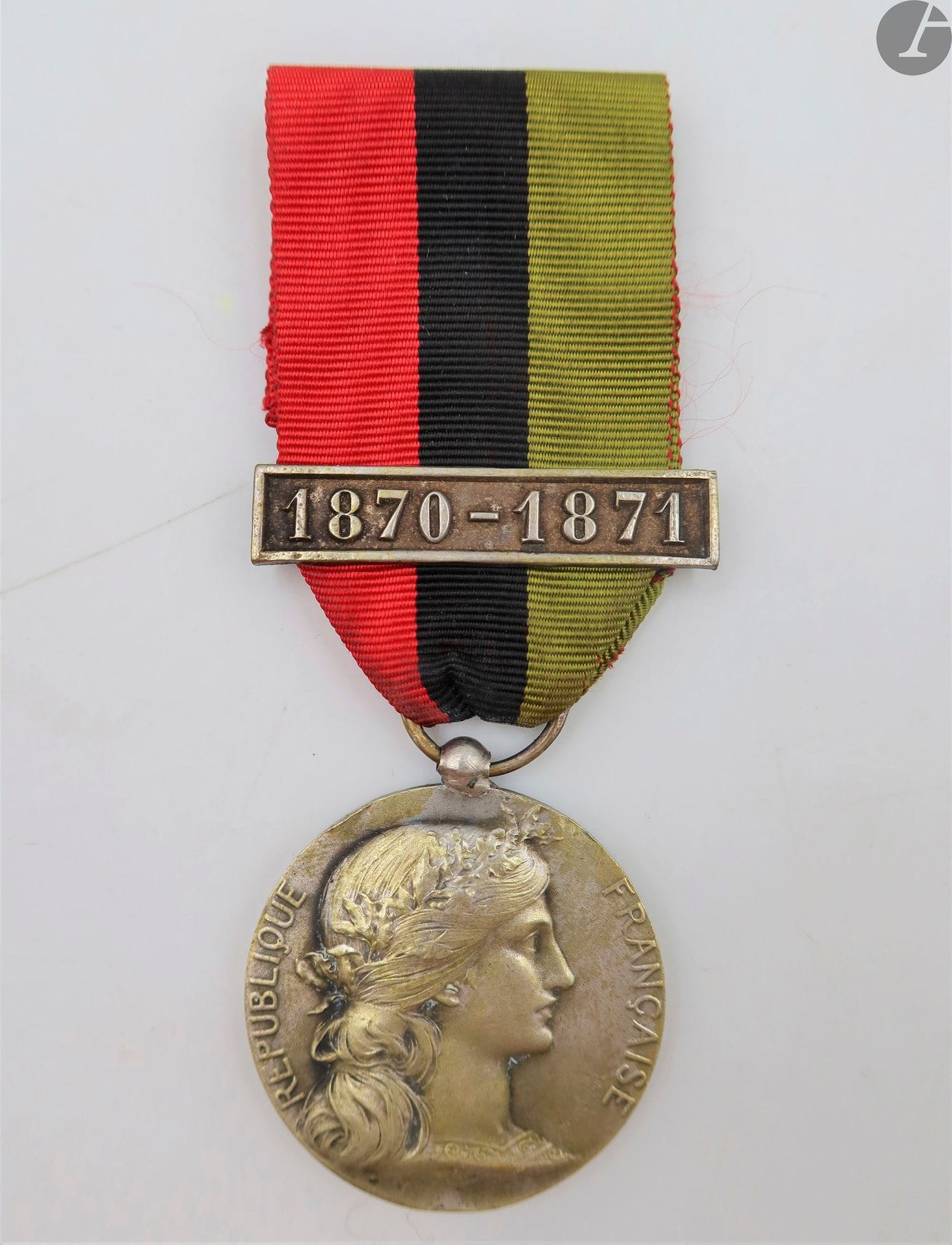FRANCE
MÉDAILLE DE LA FÊTE DES MÉDAILLÉS DE 1870-1871 DU MANS. 
En bronze argenté. Revers marqué « Aux combattants de 1870-1871 – Le mans 22 juin 1913 ». 
Ruban vert noir rouge à agrafe en métal argenté 1870-1871. 
31 mm