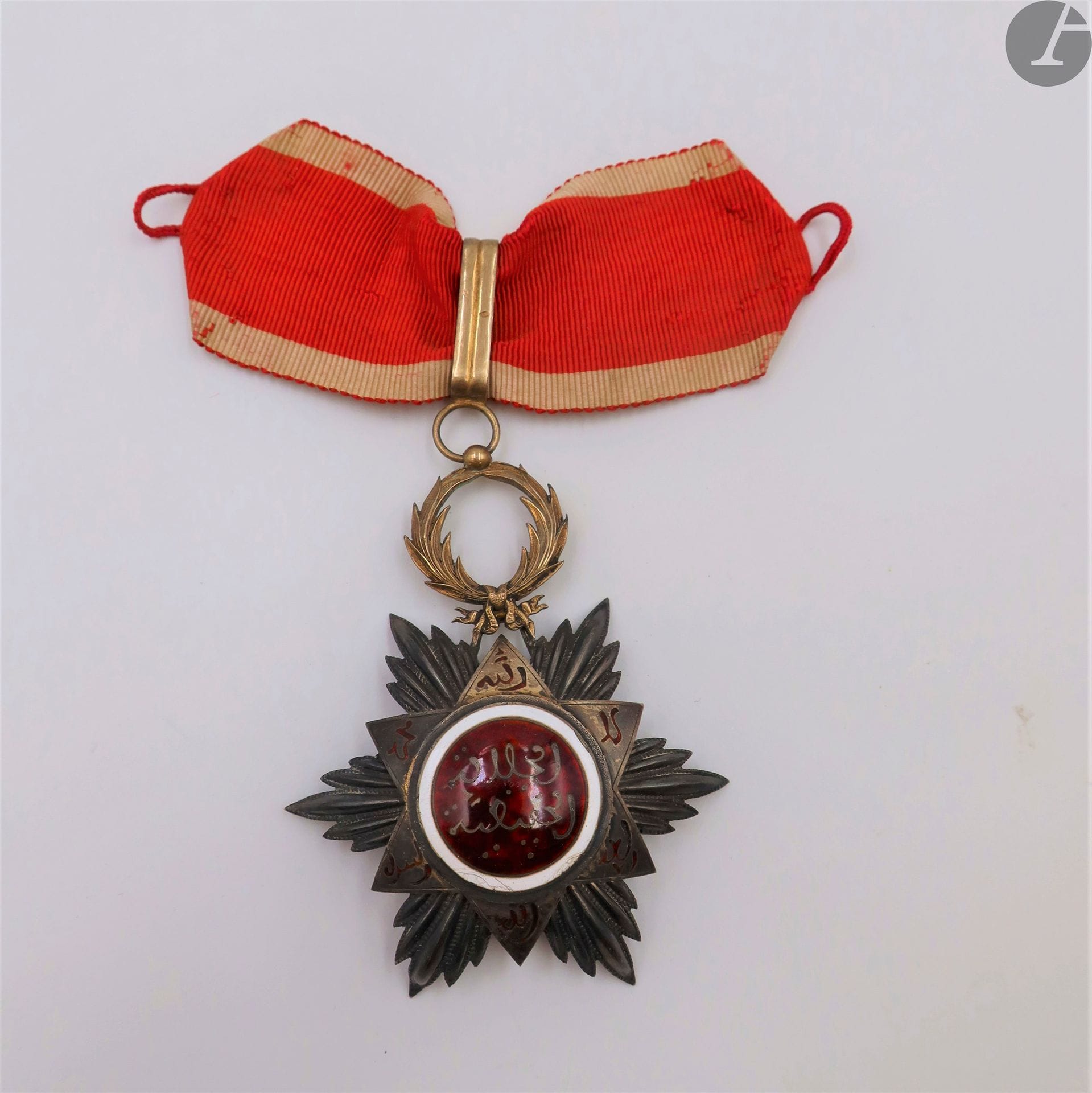 MAROC 
ORDRE DU OUISSAM HAFIDIEN, créé en 1910.  
Étoile de commandeur. 
En argent, vermeil et émail (coups à deux pointes, cheveux et petits éclats). Poinçon tête de sanglier et d’orfèvre Arthus Bertrand. Cravate courte à attaches de boutonnière. 
72 x 59 mm - Poids brut : 23 g
T.B.
