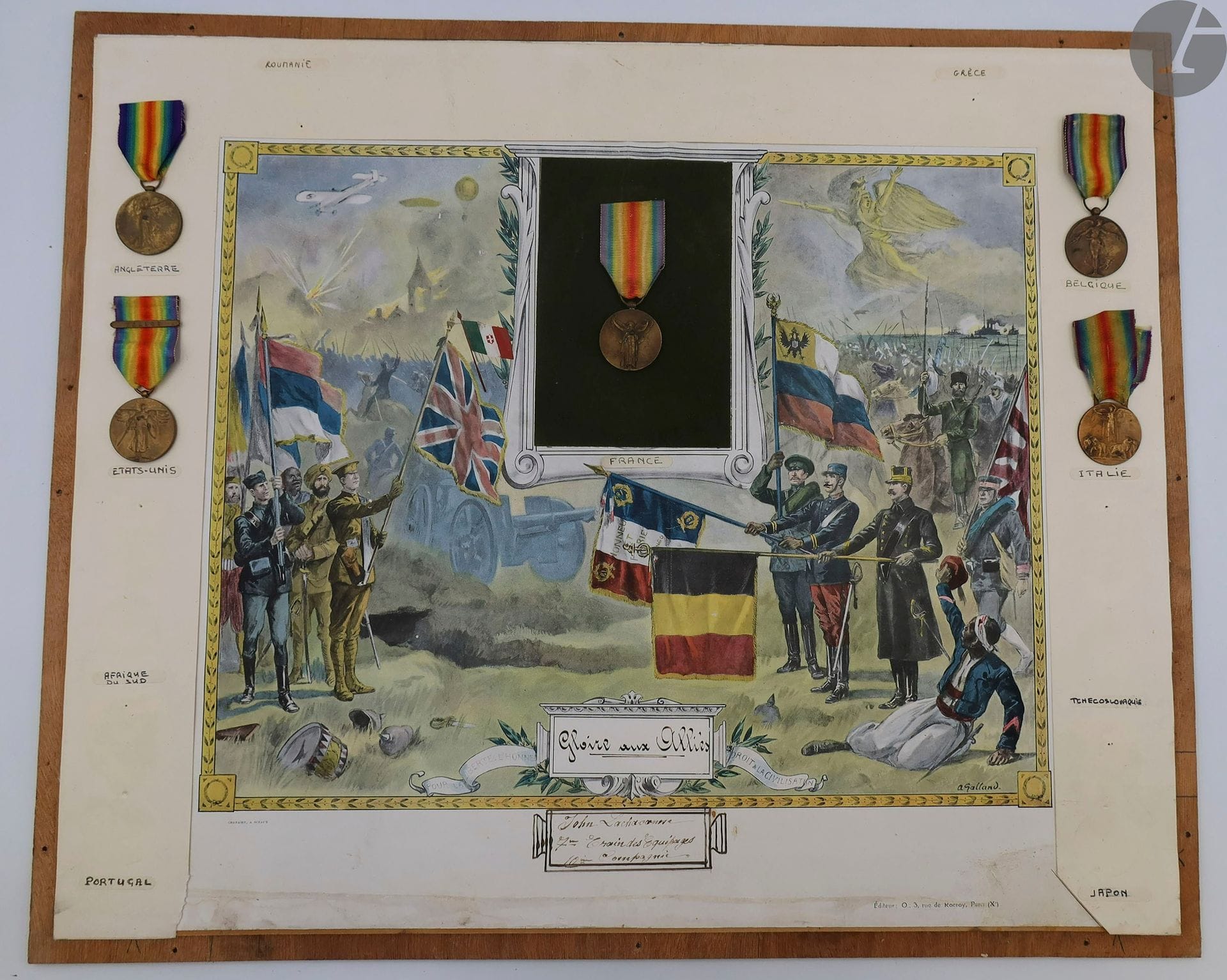 FRANCE 
MÉDAILLE INTERALLIÉE 
Grand cadre regroupant cinq modèles de la médaille par pays : 
- modèle Français (Morlon)
- modèle Grande Bretagne
- modèle « États Unis ». Ruban à agrafe « France »
- modèle « Belgique » 
- modèle « Italie »
Sur un grand brevet « Gloire aux alliés au nom de John Lachaornne du 7e train des équipages ». 
49 x 60 cm