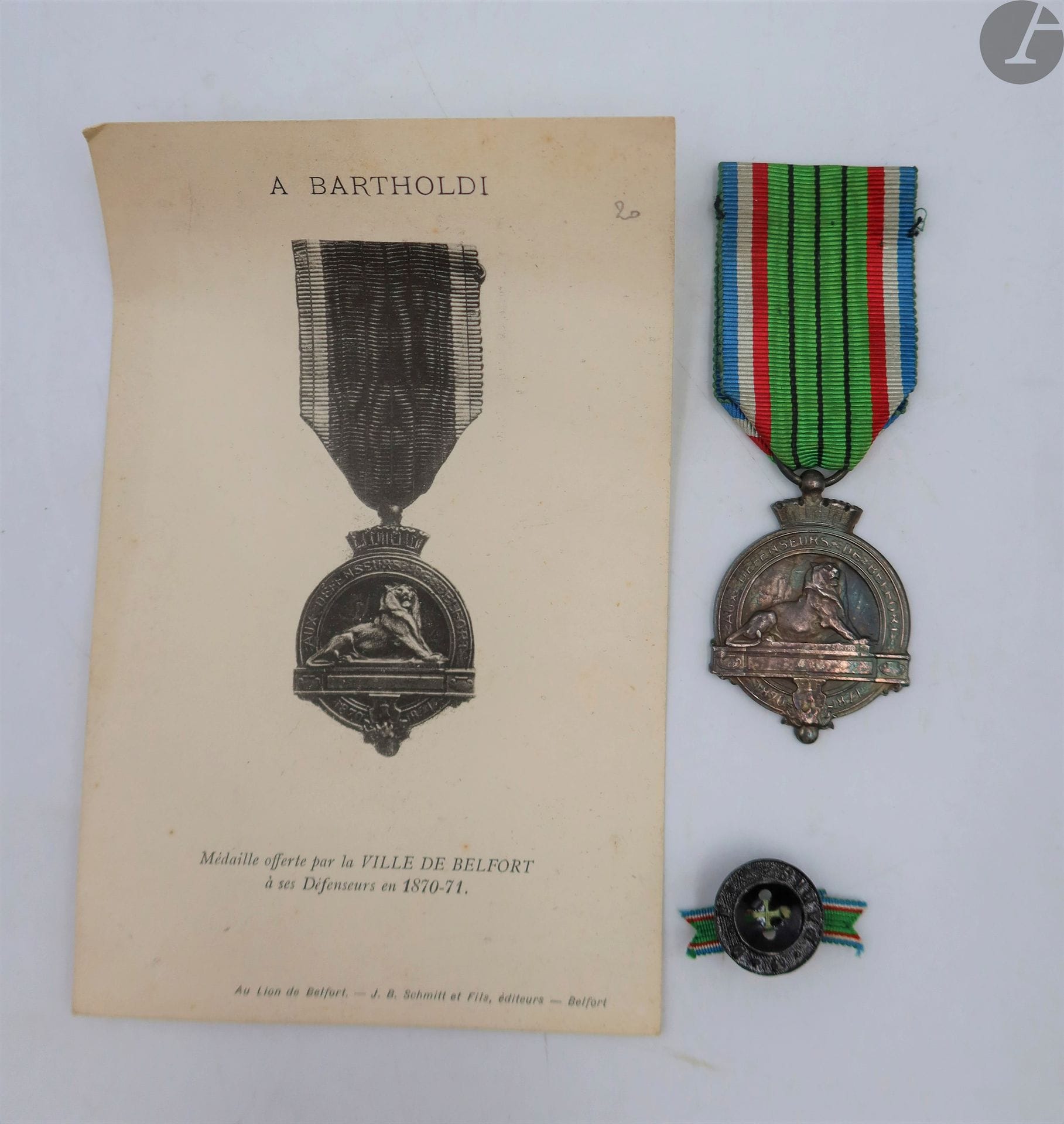 FRANCE 
MÉDAILLE COMMÉMORATIVE DU SIÈGE DE BELFORT (1870-1871). 
En métal argenté. Ruban.
42 x 31 mm
On y joint un insigne de boutonnière aux couleurs du ruban et une carte postale.
T.T.B. à SUP.
