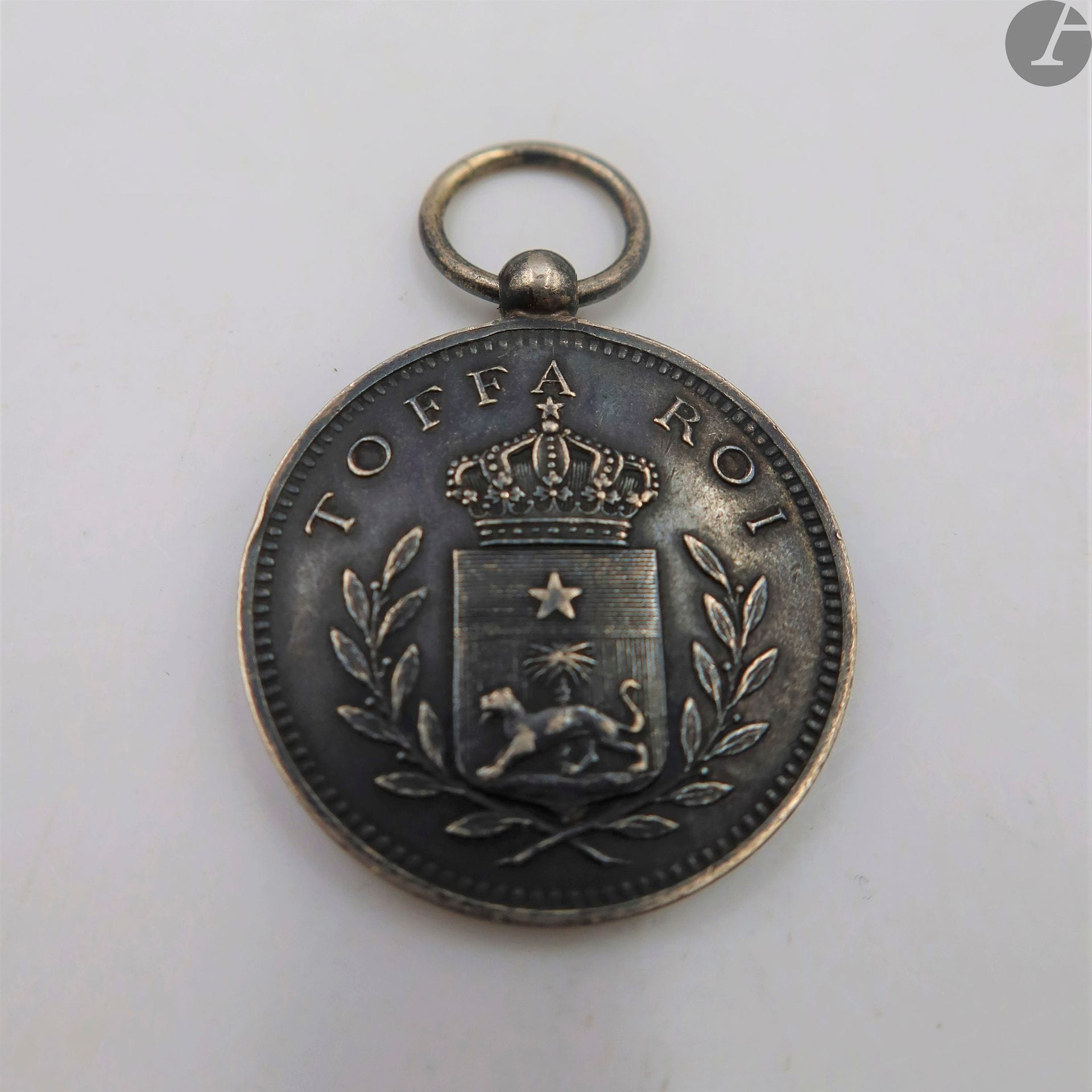 FRANCE – DAHOMEY 
Médaille dite « du Roi Toffa » (1892)
En argent. Avers aux armes du Royaume marqué « Toffa roi », revers « Campagne du dahomey – 1892 ». Bélière boule. 
28 mm - Poids net : 13 g
T.B à T.T.B.