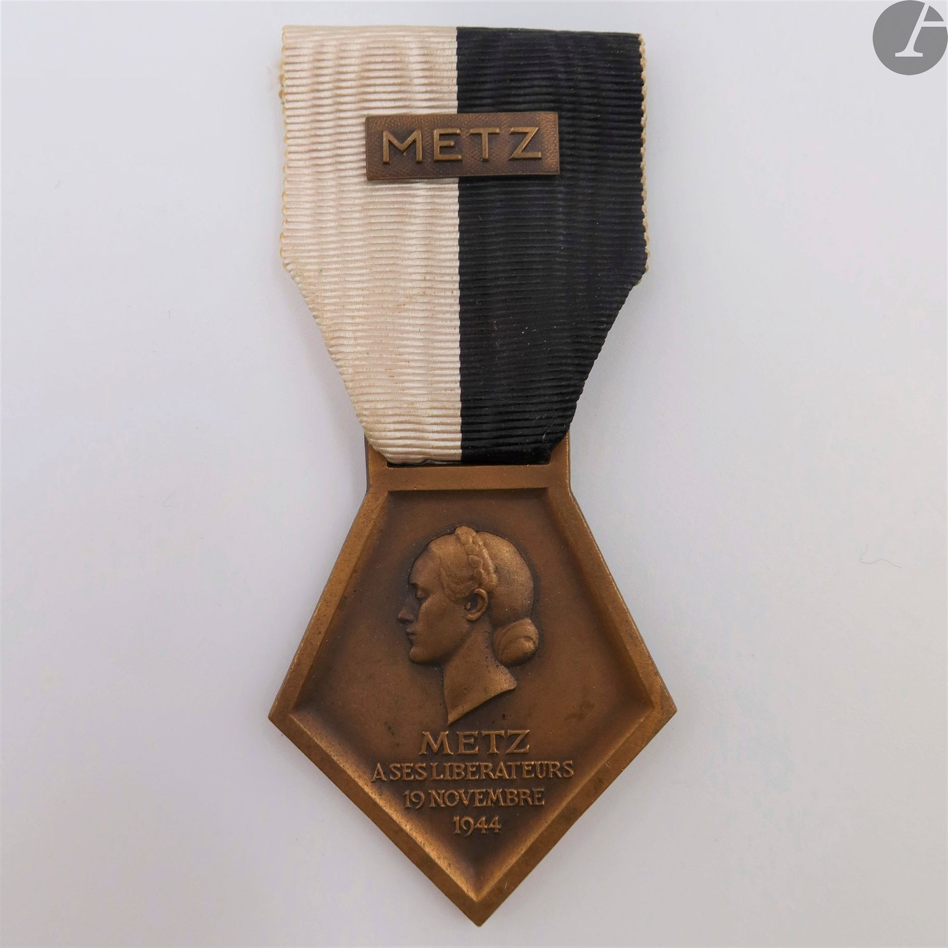 FRANCE 
MÉDAILLE DE LA LIBÉRATION DE METZ (1944). 
En bronze, non poinçonnée. Ruban à petite agrafe « METZ ». 
42 x 37 mm
T.T.B.
