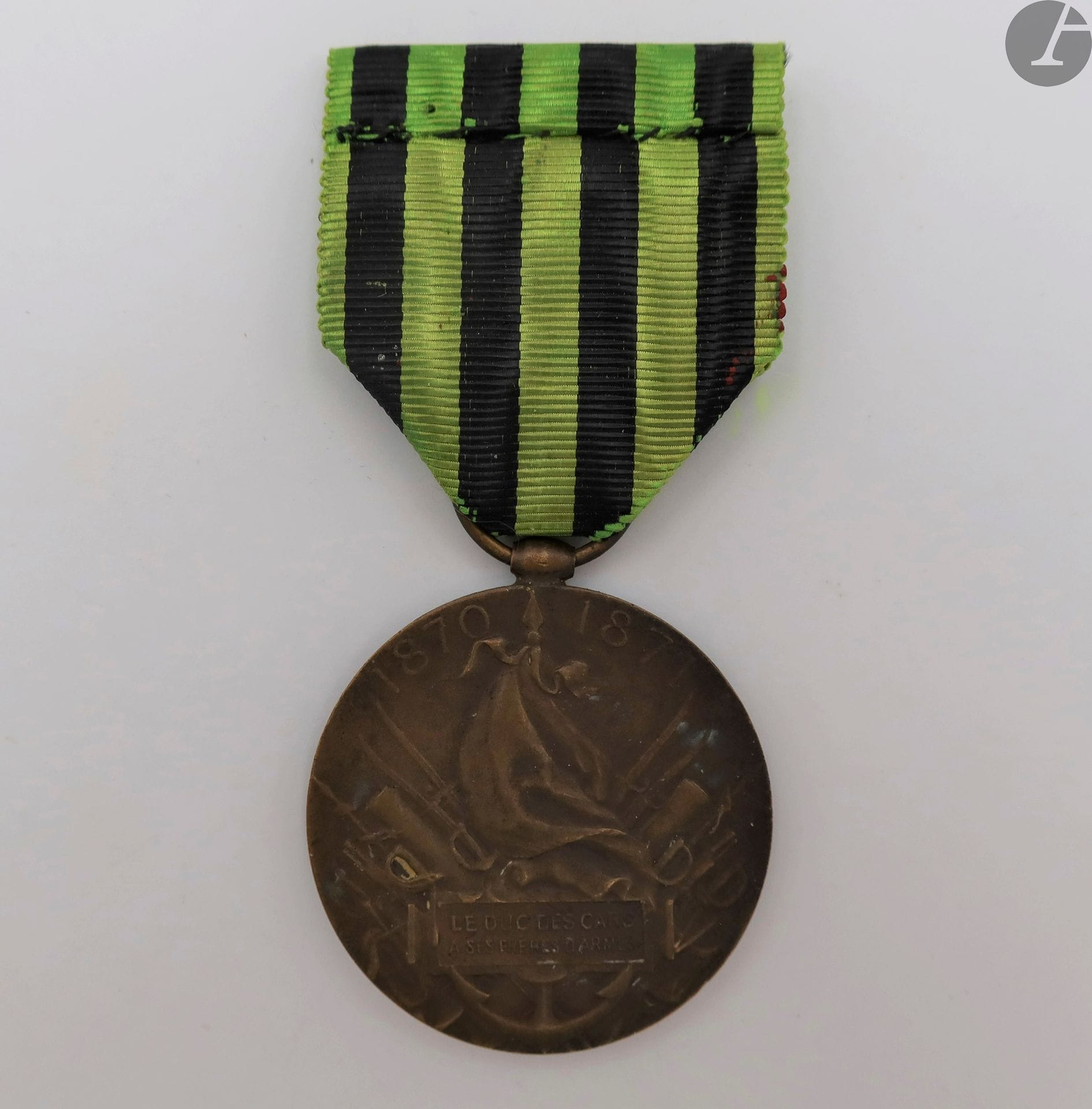 FRANCE 
MÉDAILLE COMMÉMORATIVE DE LA GUERRE DE 1870. 
Médaille de gros module dite « du Duc des Cars ». 
En bronze, revers marqué « le duc des cars a ses freres d’armes ». Poinçon triangulaire (probablement Arthus Bertrand) et « Bronze » sur la tranche. Ruban. 
36 mm
T.T.B.

Exécutée à 40 exemplaires.