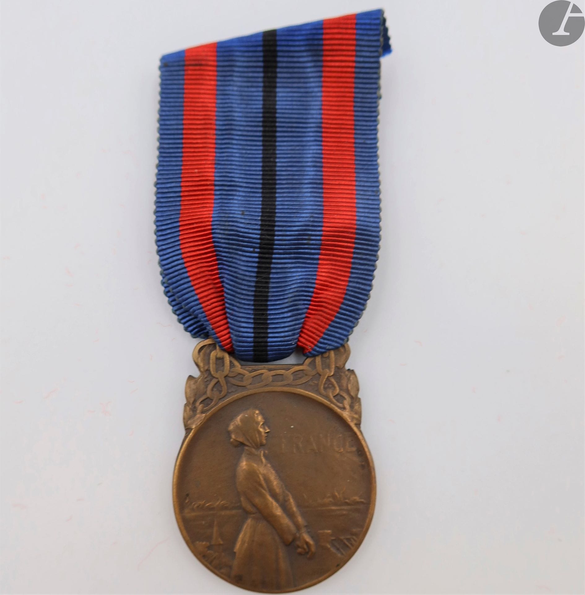 FRANCE 
MÉDAILLE « AUX VICTIMES DE L’INVASION » de 3e classe (1921). 
En bronze. Ruban. 
39 x 28 mm
T.T.B.