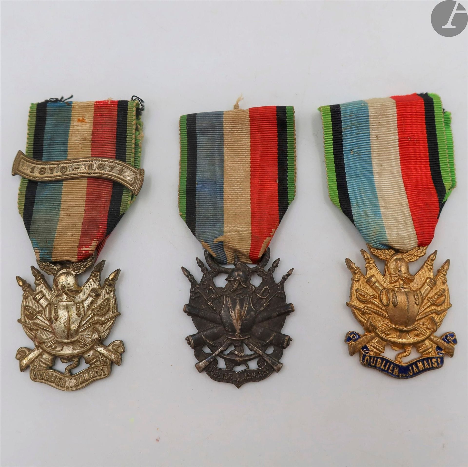 FRANCE 
SOCIÉTÉ NATIONALE DE RETRAITES DES VÉTÉRANS DES ARMÉES DE TERRE ET DE MER (1870-1871)
Trois insignes et un brevet de la société :
- un en métal argenté. Ruban.
- un en métal argenté. Ruban à agrafe « 1870-1871 ».
- un en métal doré et émaillé.
- grand brevet d’après Danger, au nom de Pascal POINAT, pour la remise du diplôme avec médaille d’honneur. Fait le 6 septembre 1900. 62 x 45 cm Encadré sous verre. 
T.T.B.