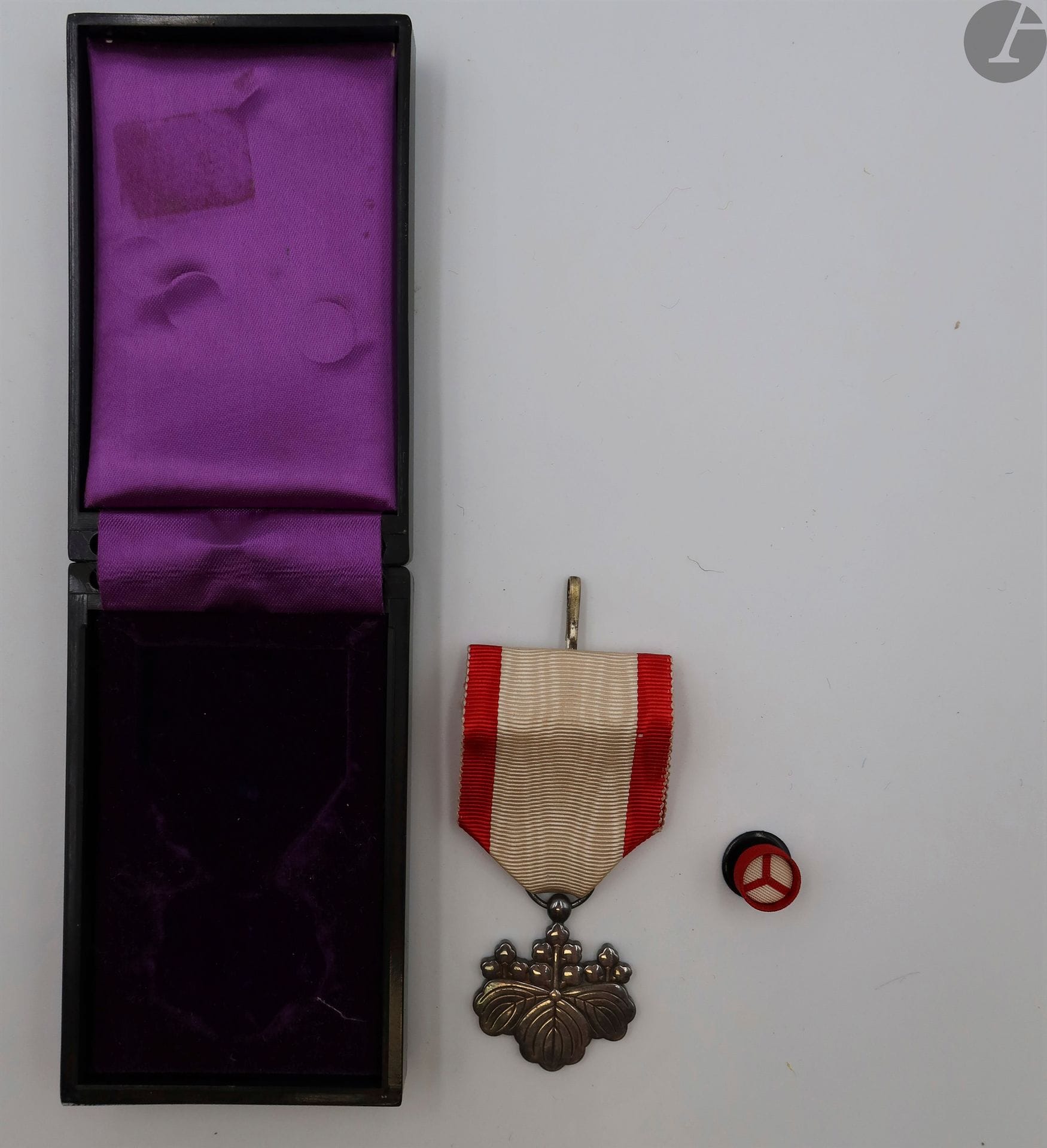 JAPON 
ORDRE DU SOLEIL LEVANT, CRÉÉ EN 1875.
Insigne de 8e classe
En argent. Ruban. 
Dans sa boîte laquée avec insigne de boutonnière.
Poids brut : 16,7 g
SUP.