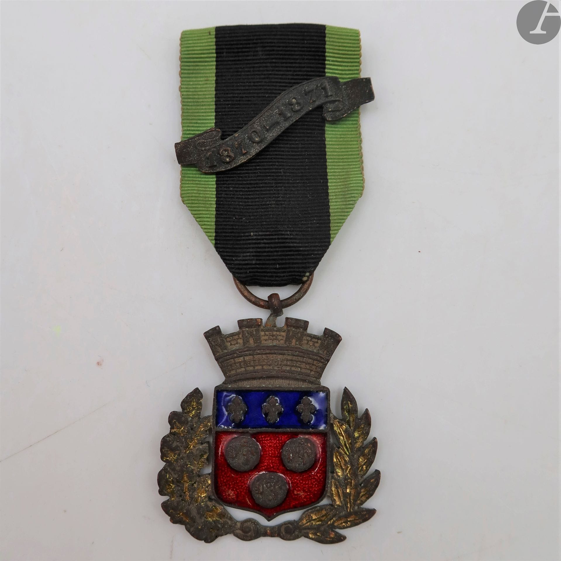 FRANCE
INSIGNE DE L’UNION FRATERNELLE DES ANCIENS COMBATTANTS DE 1870-1871 DES CANTONS NORD ET SUD DE CHARTRES. 
En métal doré et émaillé (oxydations) aux armes de la ville. 
36 x 31 mm
Ruban à agrafe « 1870-1871 ». 
T.B. à T.T.B.