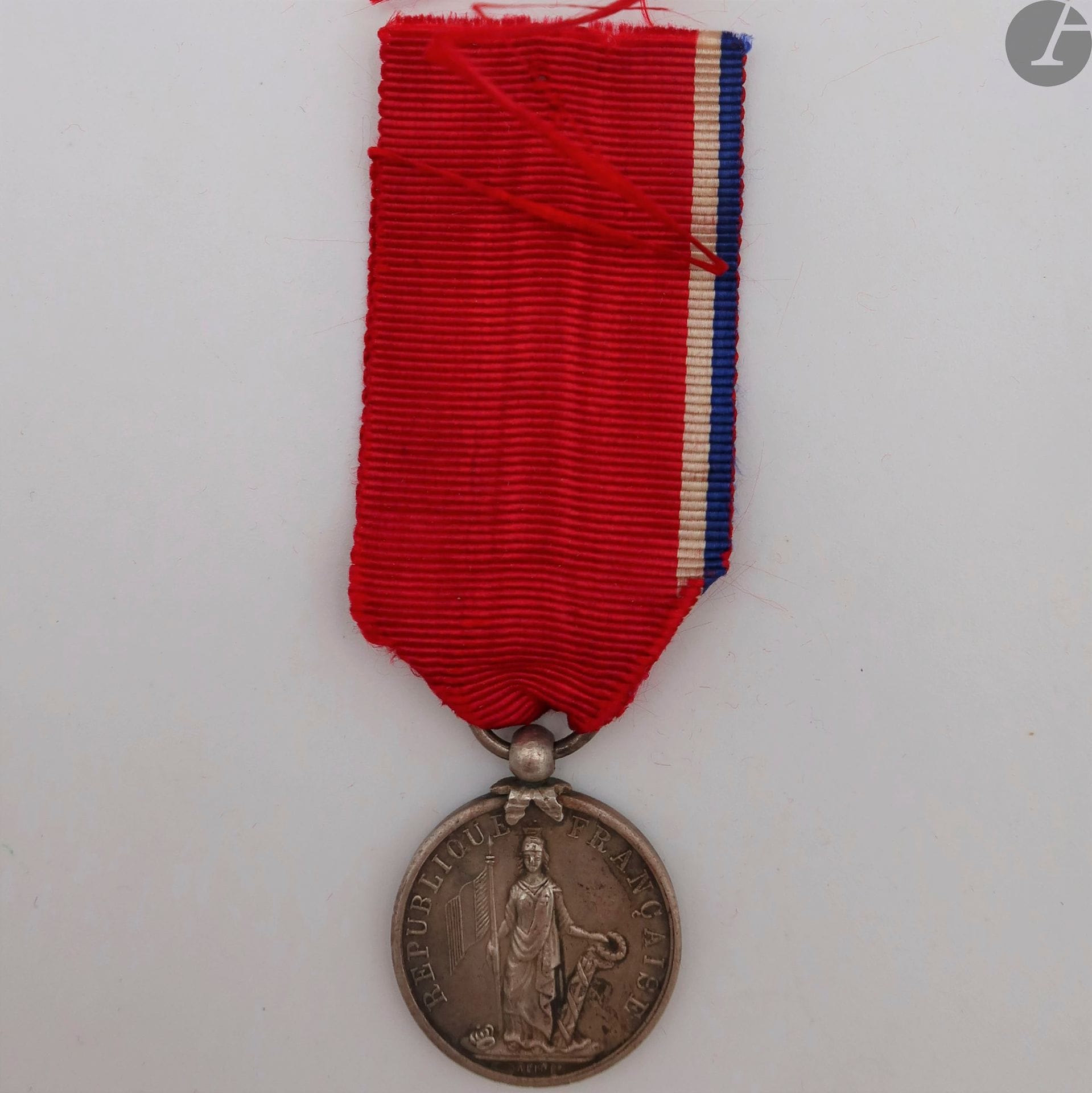 FRANCE 
MÉDAILLE DES BLESSÉS (RÉVOLUTION DE 1848) 
Médaille par Calipe, en argent. Avers à l’allégorie de la République. Revers marqué « blessé pour la liberté – 22.23.24 fevrier 1848 ». 
Bélière boule à embase de feuillages. 
Poinçon de la Monnaie sur la tranche (coup). 
Ruban conforme, tricolore, d’époque. 
20 mm - Poids brut : 5,9 g
T.T.B.