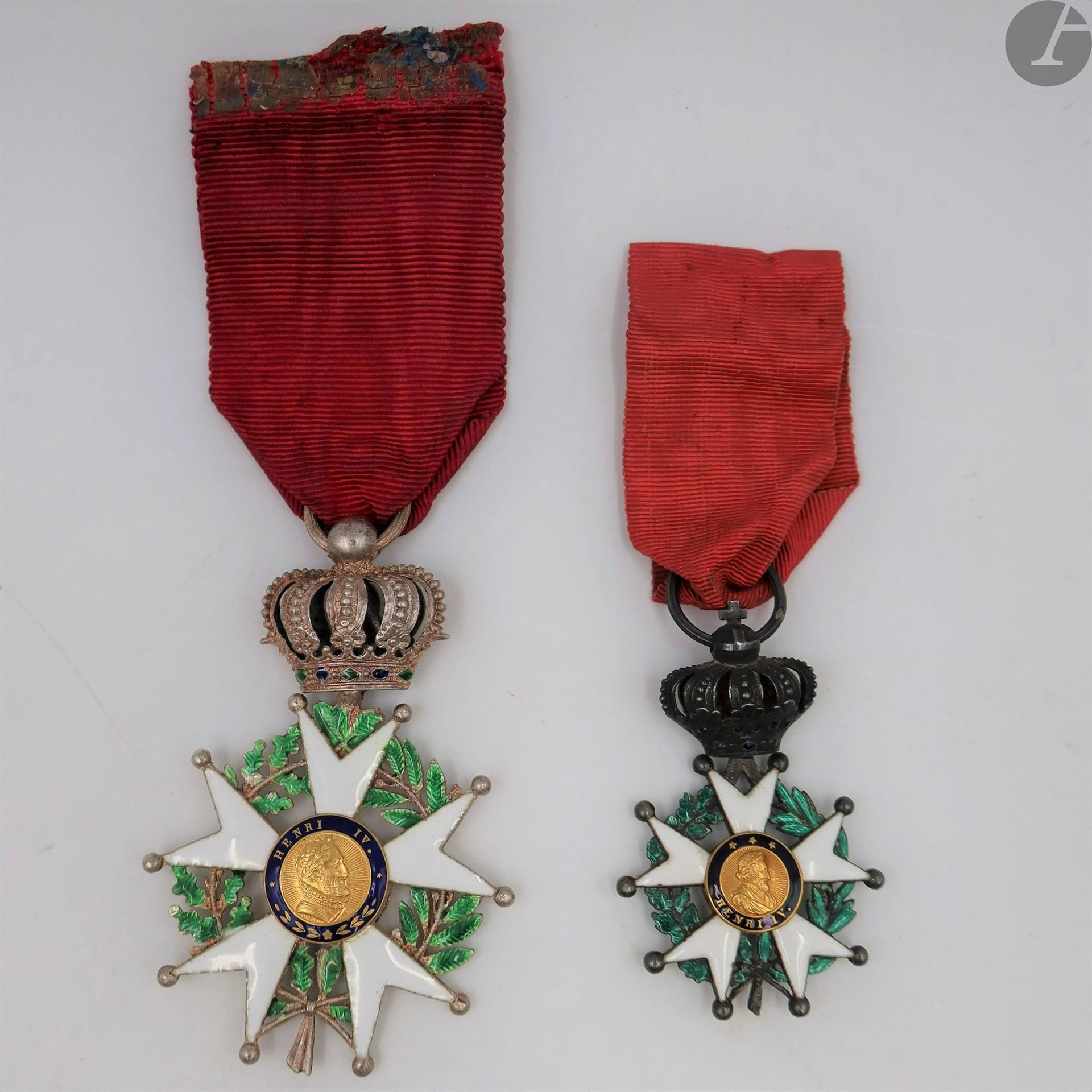 FRANCE 
ORDRE DE LA LÉGION D’HONNEUR, institué en 1802. 
Deux pièces : 
- étoile de chevalier d’époque Monarchie de Juillet. 
En argent et émail. Centres en or. Anneau cannelé. Poinçon tête de sanglier. 
Poids brut : 18 g
- étoile de chevalier en réduction d’époque Monarchie de Juillet. 
En argent, or et émail. Anneau cannelé. Ruban. 
Poids brut : 12 g
T.T.B. (Infimes éclats et manque).