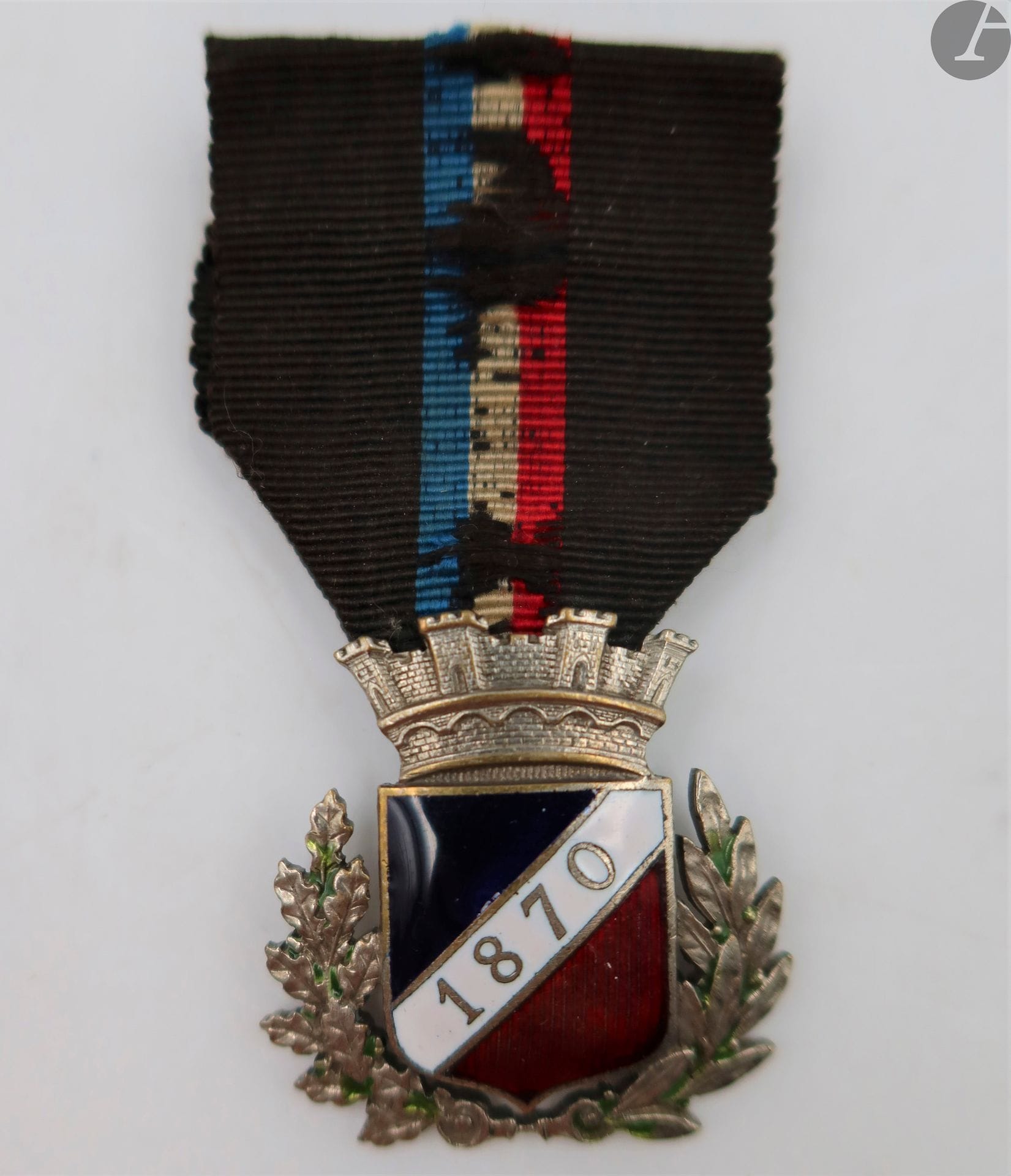 FRANCE
INSIGNE DE MEMBRE DE L’UNION FRATERNELLE DES MOBILES ET COMBATTANTS (1870-1871).
En métal argenté et émaillé. Frappé au dos « M.A. marion ». Ruban ancien (usures) avec bouton d’attache « Arthus Bertrand 21 r hautefeuille » 
33 x 32 mm
T.T.B.