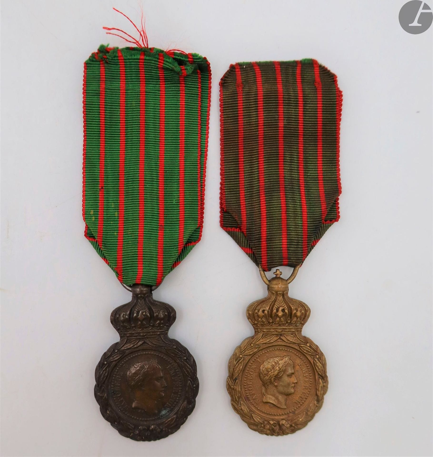 FRANCE 
MÉDAILLE DE SAINTE HELENE (1857) 
Deux médailles de Sainte-Hélène et un brevet : 
- en bronze à patine sombre. (Usures à la croix de couronne, anneau cassé). 
- en bronze à patine claire. Anneau déformé. 
Rubans postérieurs. 
- brevet de la médaille au nom d’Antoine magnat du 3e voltigeurs. N°322442. Griffe du Maréchal Pélissier Duc de Malakoff. Encadré sous verre. 
T.T.B.

Antoine MAGNAT, né en 1793, vivant à Agnin (Isère). Sert au 3e voltigeurs en 1814-1815.