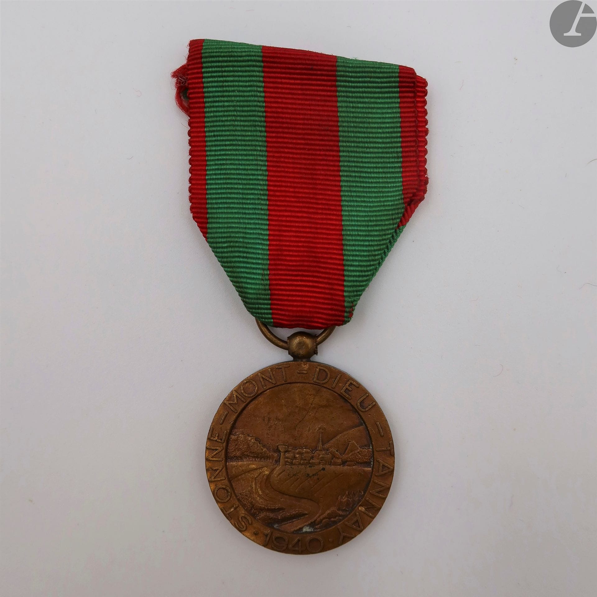 FRANCE 
MÉDAILLE DES COMBATS DE MONT-DIEU, TANNAY ET STONNE (1940). 
En bronze. Bélière boule. Ruban. 
25 mm
T.T.B.