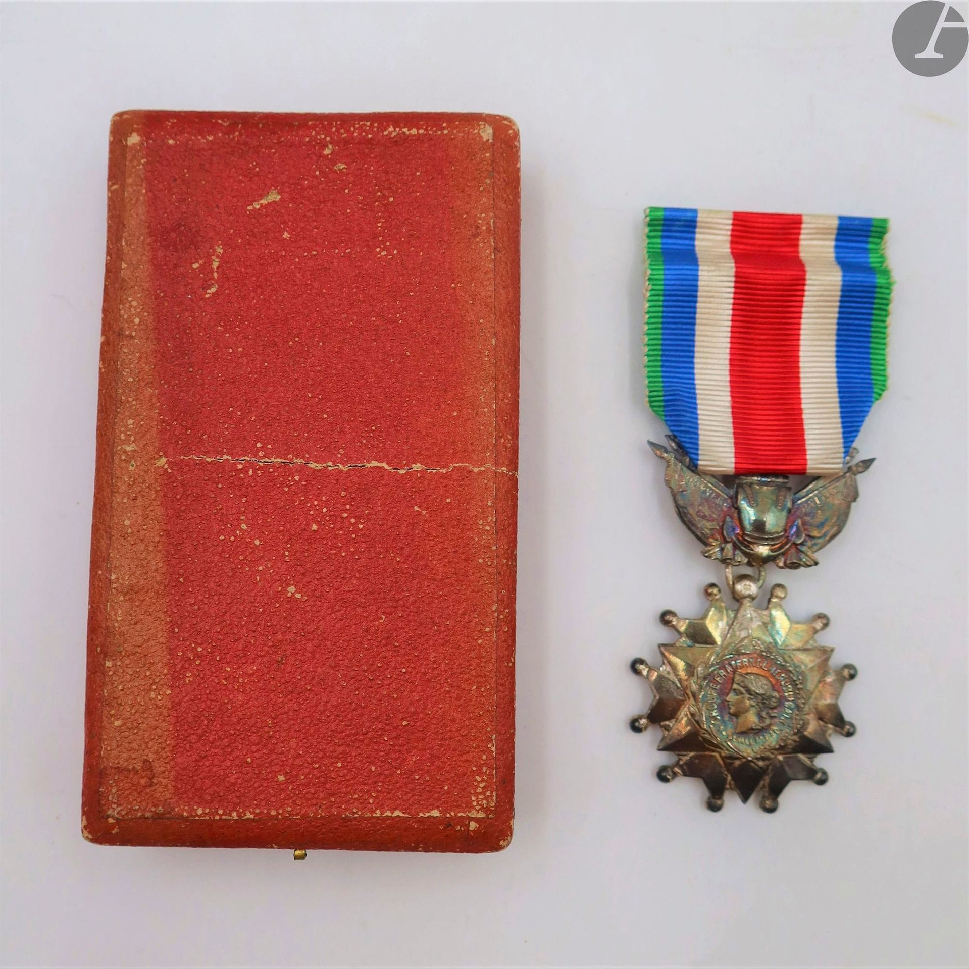FRANCE 
FRATERNEL REPUBLICAN GROUP 
Silver badge, with trophy biface to the cuirass on beam of flag. 
Boar's head hallmark. 
61 x 38 mm - Gross weight : 28,3 gIn
its case. 
T.T.B.





