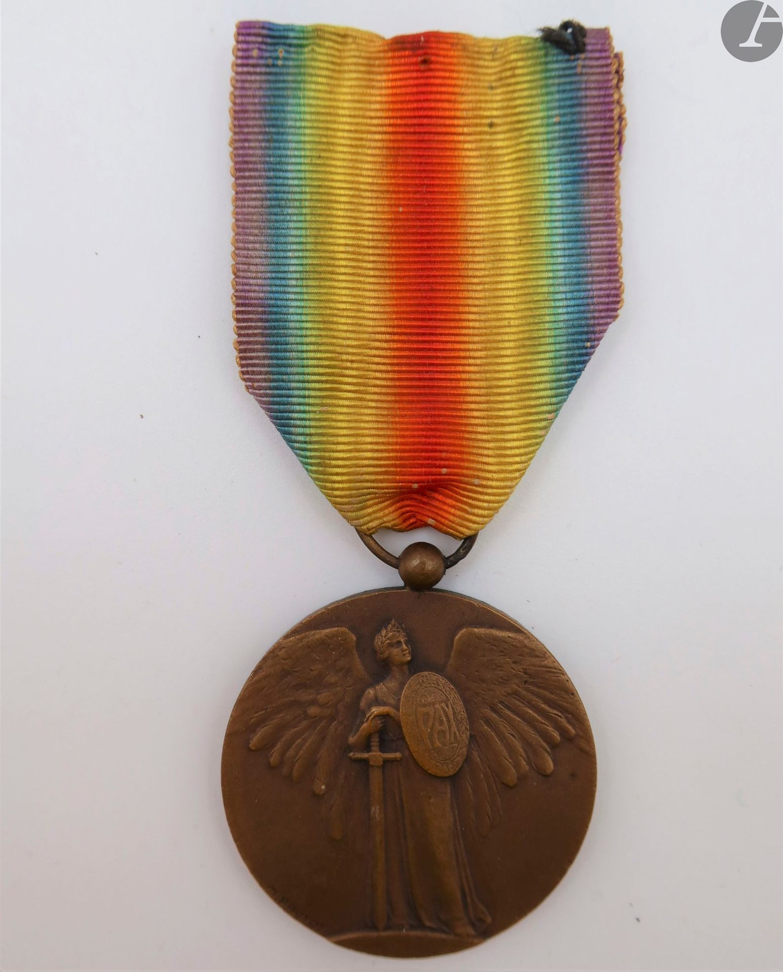 FRANCE 
MÉDAILLE INTERALLIÉE, modèle Pautot Mattei. 
En bronze. Poinçon bronze sur la tranche. Ruban. 
34 mm
On y joint une lettre d’attribution de la médaille interalliés au nom du Capitaine Quitot, du service des renseignement (Maroc). 1923. Encadré sous verre.
T.T.B.