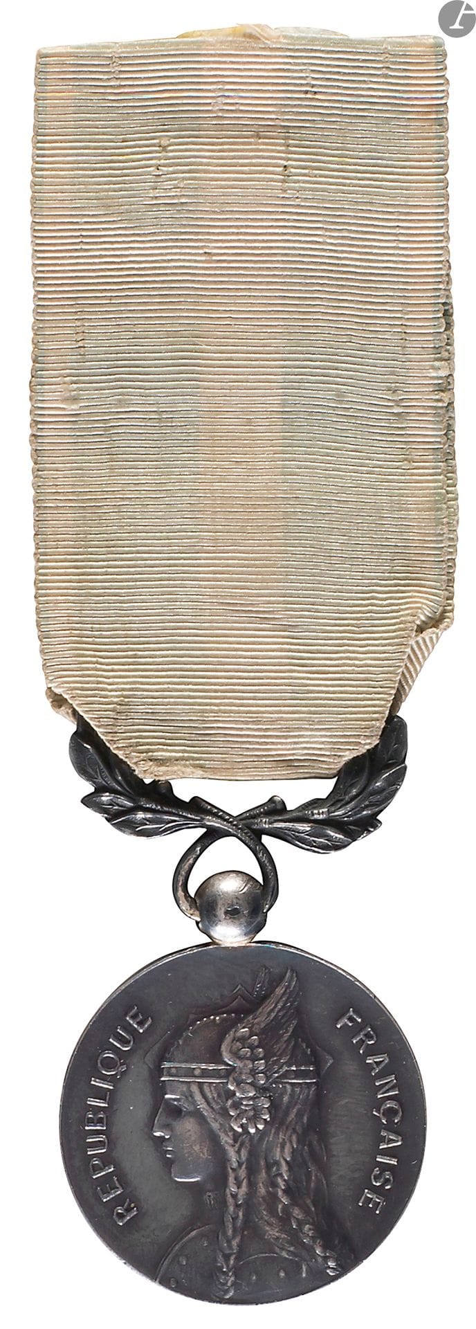 FRANCE 
MÉDAILLE COLONIALE(1893)
Rare médaille dite « au casque ailé ».
En argent, avers au profil de Marianne au casque ailé. Bélière boule. Revers orné d’un trophée d’armes à petite mappemonde, importante ancre de marine, sabre, drapeau et feuillages.
Ruban ancien.
51 x 30 mm - Poids brut : 18,4 g
T.T.B.