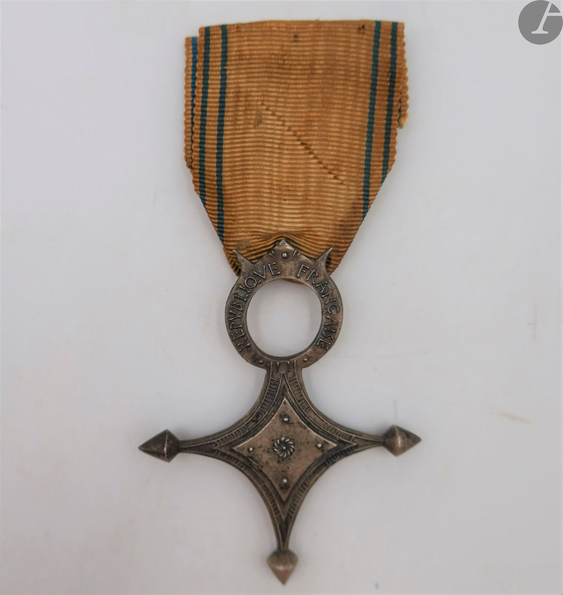 FRANCE 
ORDER OF SAHARAN MERIT, created in 1958
. 
In silver bronze. Ribbon. 
61 x 50 mmT
.T.B




.