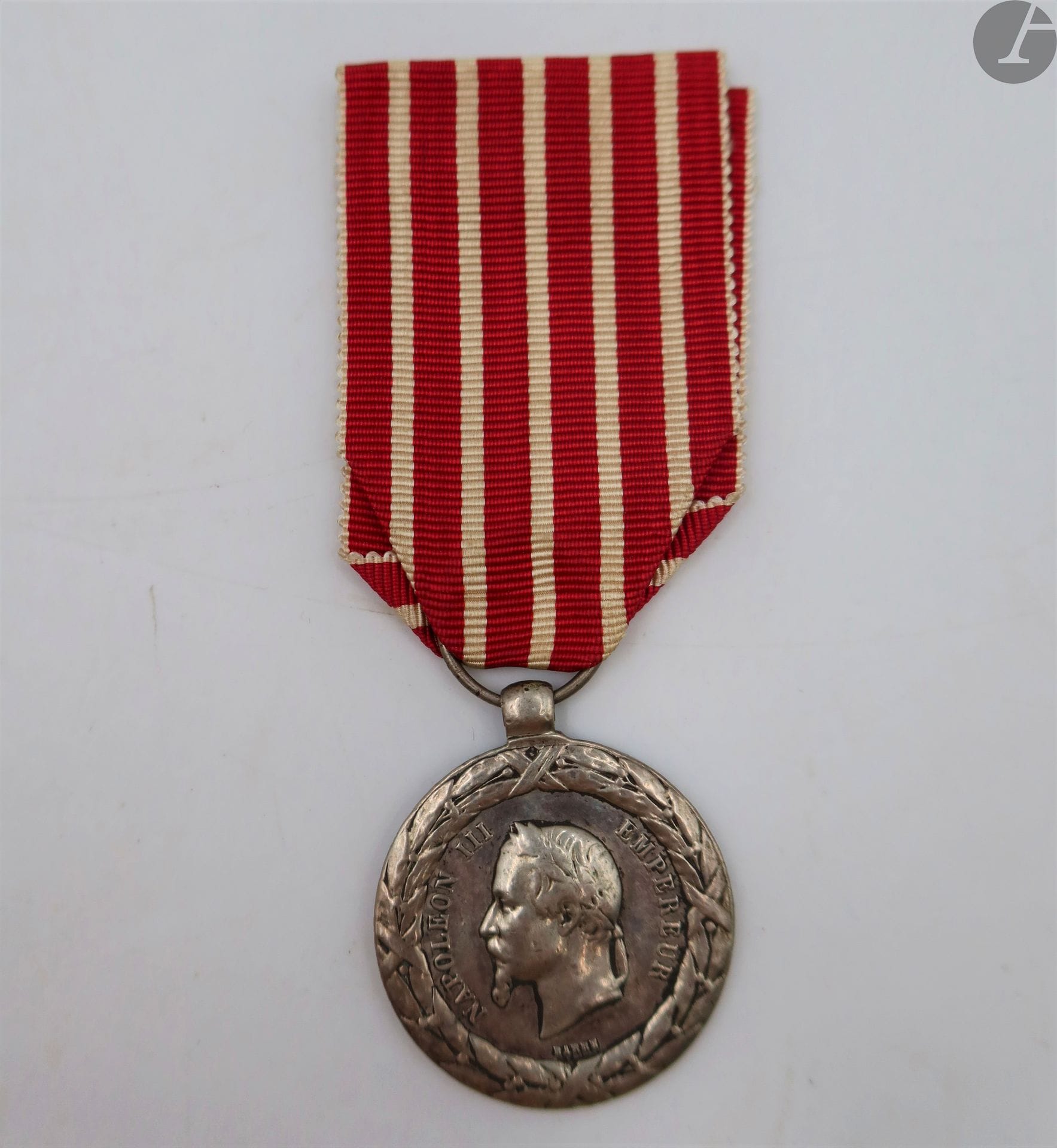 FRANCE 
MÉDAILLE DE LA CAMPAGNE D’ITALIE (1859)
Médaille de la Campagne d’Italie du 2e type par barre, attribuée à un soldat du 4e voltigeurs de la Garde. 
En argent. Ruban au modèle, postérieur.  Poinçon rectangulaire tête d’aigle. 
Tranche frappée « gerard 4922 4e volt dlg » 
29 mm - Poids net : 14 g
T.B. (Usures)
