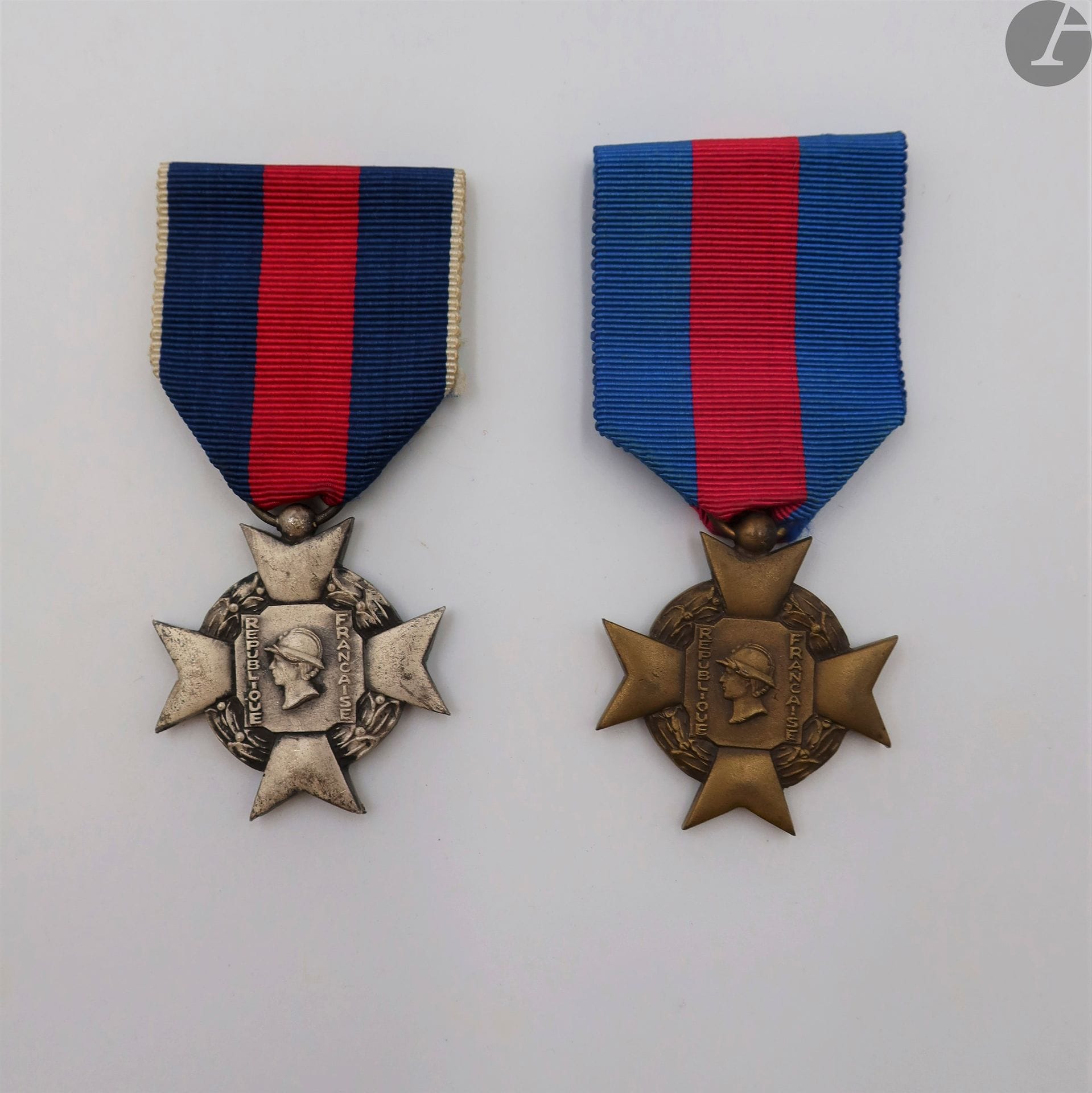 FRANCE
CROIX DES SERVICES MILITAIRES VOLONTAIRES (1934)
Deux croix, du 1er modèle dit « à petite tête » :
- rang argent (2e classe). En bronze argenté. Ruban. 
- rang bronze (3e classe). En bronze. Ruban.
38 mm
T.T.B. à SUP.