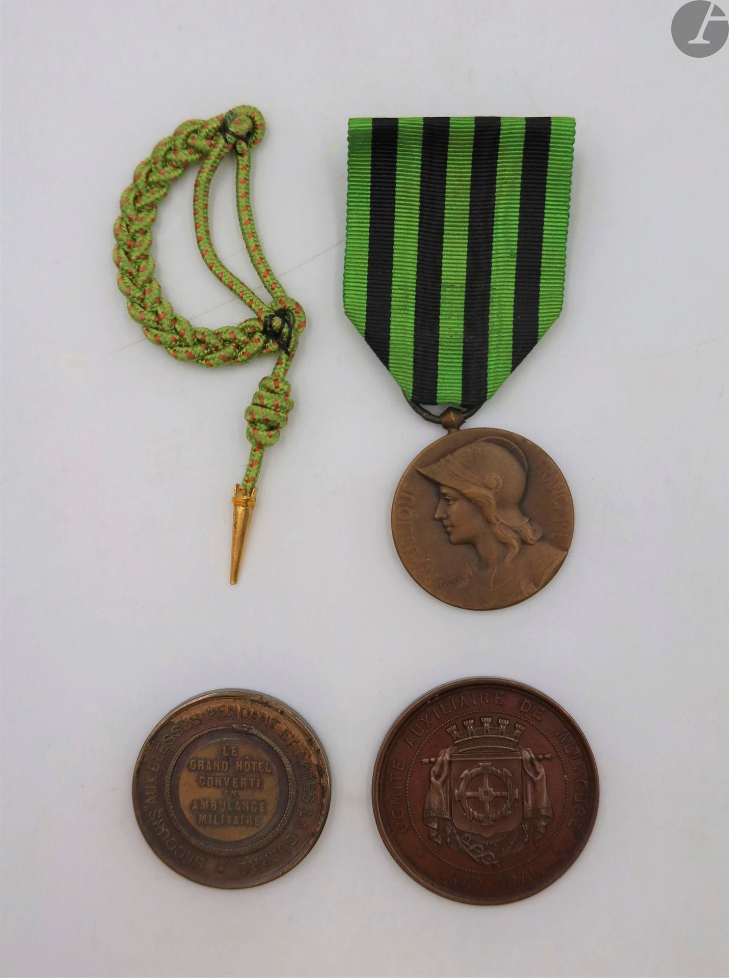 CROIX-ROUGE - GUERRE DE 1870
- médaille de la Société française de secours aux blessés des armées de terre et de mer par Massonnet. En bronze patiné.
Revers « Comité auxiliaire de Mulhouse 1870-1871 », aux armes de la ville. 35 mm
- médaille des monuments de la ville de Paris transformés en ambulances militaires en 1870. Revers signé FT « Secours aux Blessés pendant et après la Guerre » marqué « Le Grand hôtel converti en ambulance militaire. ».
T.B. 31 mm
- médaille commémorative 1870-1871. En bronze. Ruban. 
On y joint une fourragère de ruban à la médaille militaire. 
T.T.B.