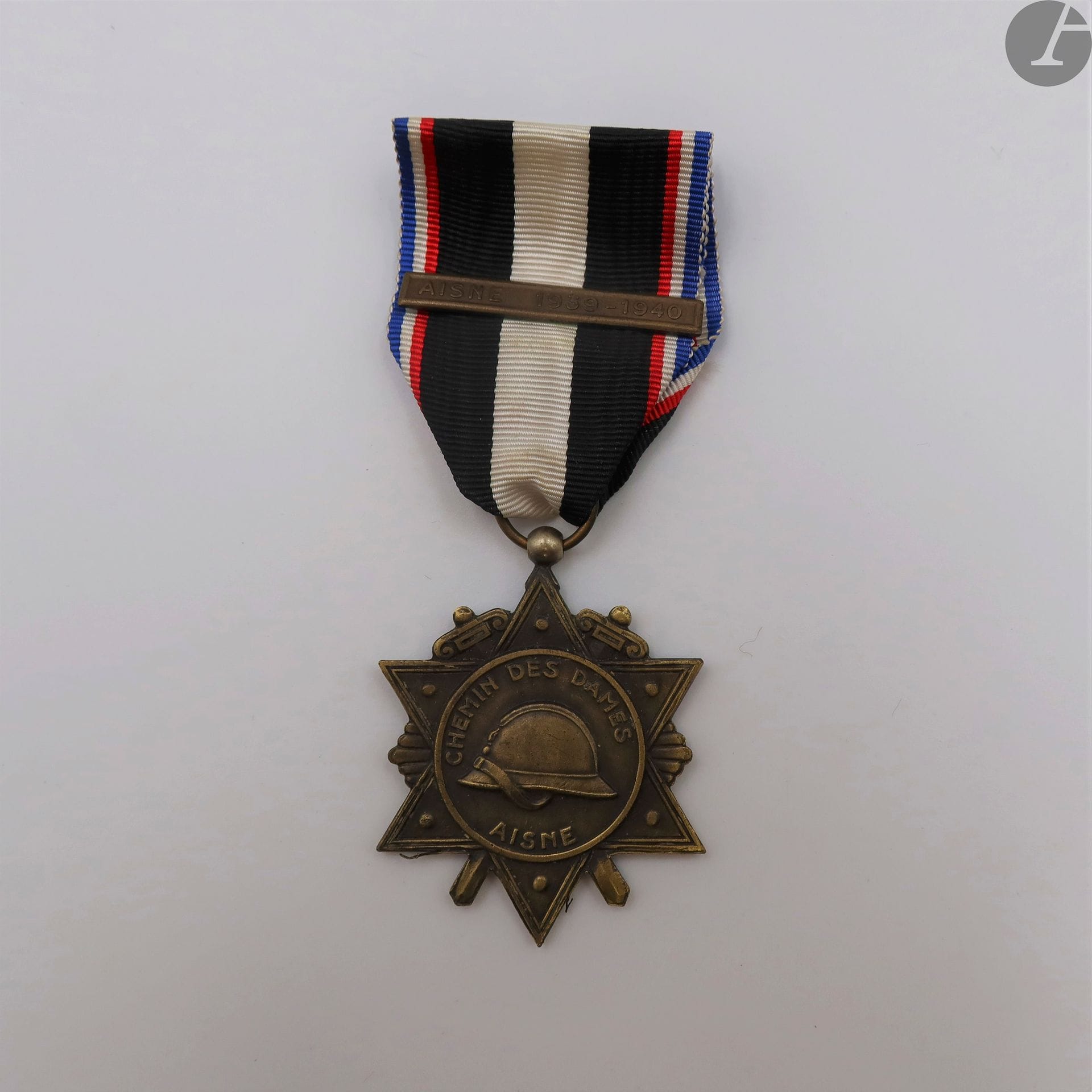 FRANCE
MÉDAILLE « AISNE CHEMIN DES DAMES ». 
En bronze. Ruban à agrafe « AISNE 1939-1940 » `
50 x 38 mm