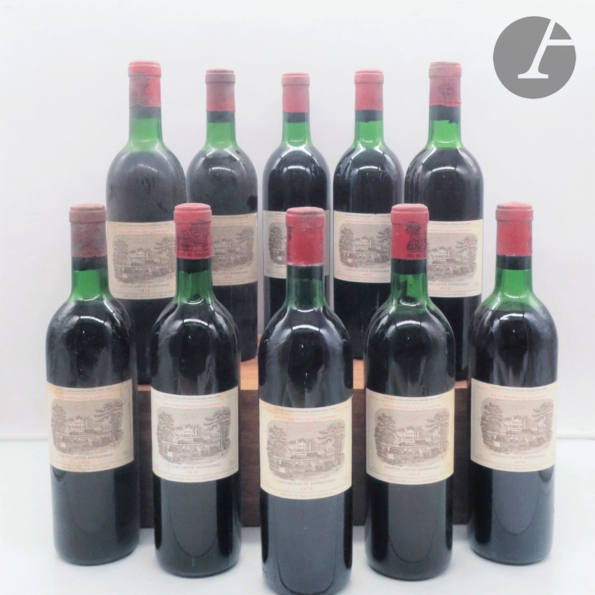 10 B CHÂTEAU LAFITE ROTHSCHILD (1 T.L.B.+; 5 T.L.B; 3 H.E.+; et 1 H.E; 4 e.t.h; 3 e.a; c.s. dont 4 avec accrocs bas de jupes; 2 c.a. bas de jupes), GCC1 Pauillac, 1972