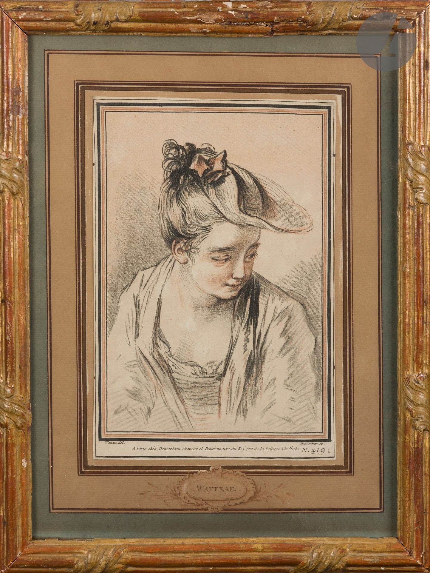 Gilles Demarteau (1722-1776) 

Buste de jeune femme au petit chapeau plat. Vers 1772. Gravure en manière de crayon d'après Watteau. 163 x 240 mm. I.F.F. 419. Impression en deux tons (noir et sanguine). Belle épreuve sur vergé, légèrement oxydée, rognée à l'extérieur des filets d'encadrement. Baguette Louis XVI, décor à faisceaux (recoupée).