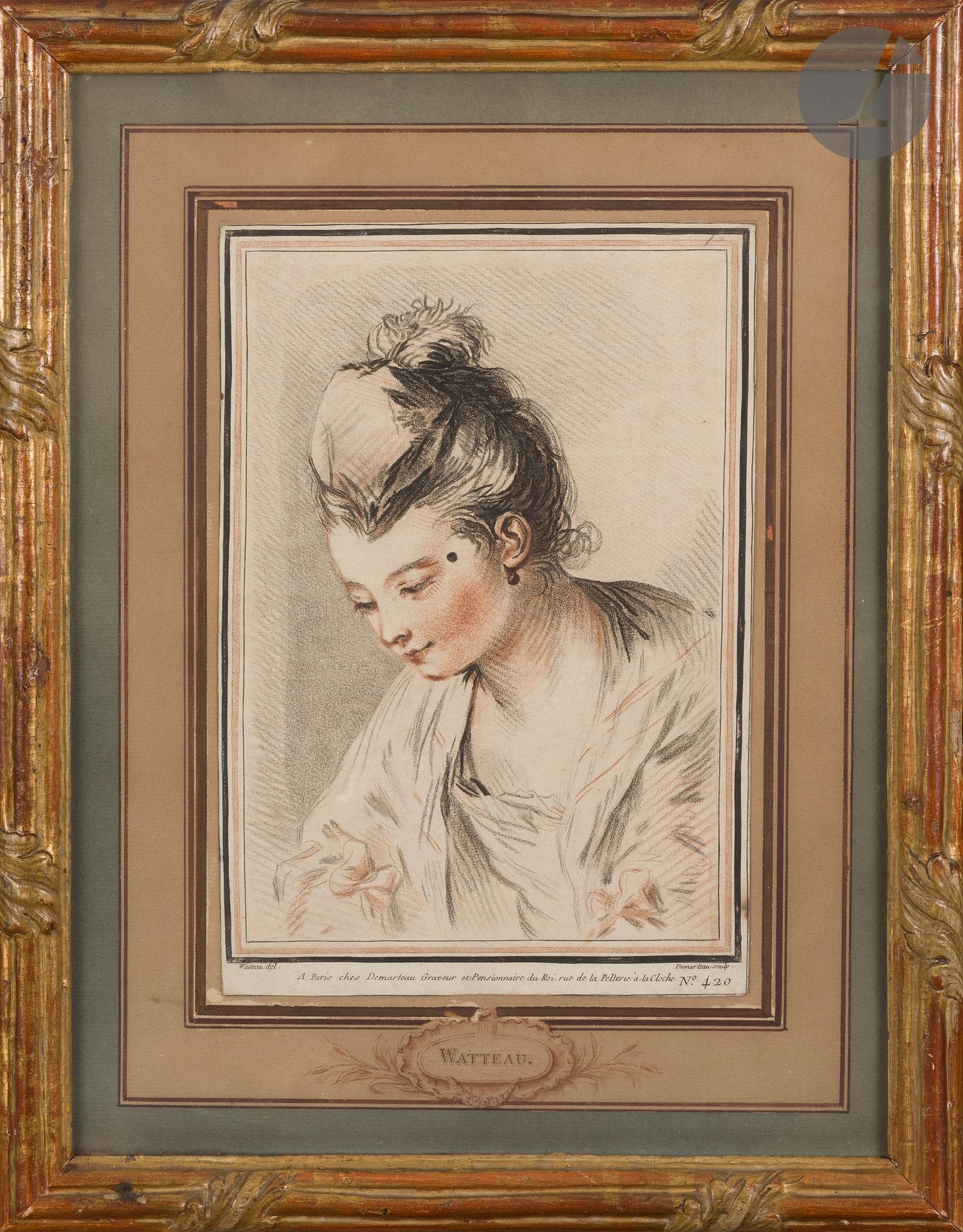 Gilles Demarteau (1722-1776) 

Buste de jeune femme, petite toque et mouche au coin de l'œil. Vers 1772. Gravure en manière de crayon d'après Watteau. 160 x 240 mm. I.F.F. 420. Impression en deux tons (noir et sanguine). Belle épreuve sur vergé, légèrement oxydée, rognée à l'extérieur des filets d'encadrement. Petite tache brune à l'extrême bord droit. Baguette Louis XVI, décor à faisceaux (recoupée).