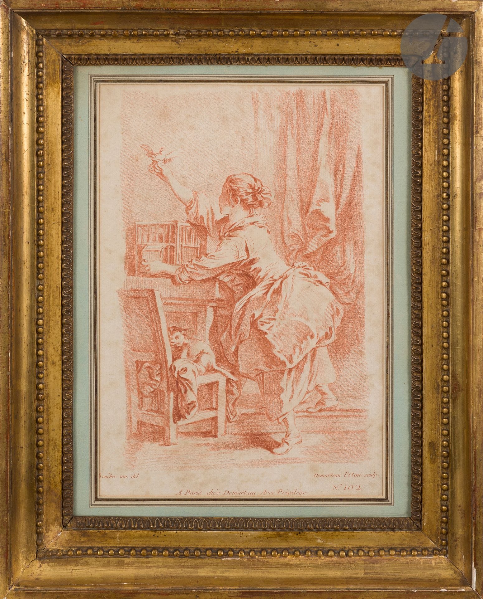 Gilles Demarteau (1722-1776) 

Jeune fille ouvrant la porte d'une cage. Gravure en manière de crayon d'après Boucher. A vue : 200 x 290 mm. I.F.F. 102. Impression en sanguine. Belle épreuve sur vergé, légèrement oxydée. Rousseurs claires éparses. Pas de marges apparentes. Cadre doré d'époque Louis XVI, décor à rang de perles (recoupé).