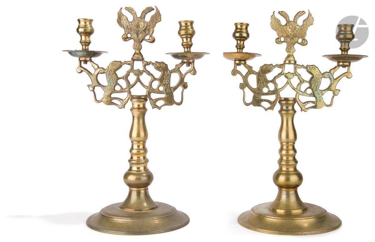 [SHABBAT] 
Paire de chandeliers de Shabbat en bronze, fût balustre reposant sur une base circulaire portant deux bras de lumières, à décor de lions affrontés et d’un aigle bicéphale au sommet. 
L’aigle porte l’inscription en hébreu « Le-hadlik ner chel SHABBAT ».
Pologne, XIXe siècle.
Hauteur : 36 cm



Mots clés :
judaïca, juif, juive, hébreux, rabbins, jewish, torah, hebrew, hebraica, judaisme, synagogue, sionisme, pessah, pessach, haggada, haggadah, hagada, hagadah, passover, menora, menorah, hannuka, hannuca, hannoucca, hanouccah, torah, juden, israélite, Israël, antisemitism, antisémitisme, dreyfus, meguila, sepharade, sefarad, ketouba