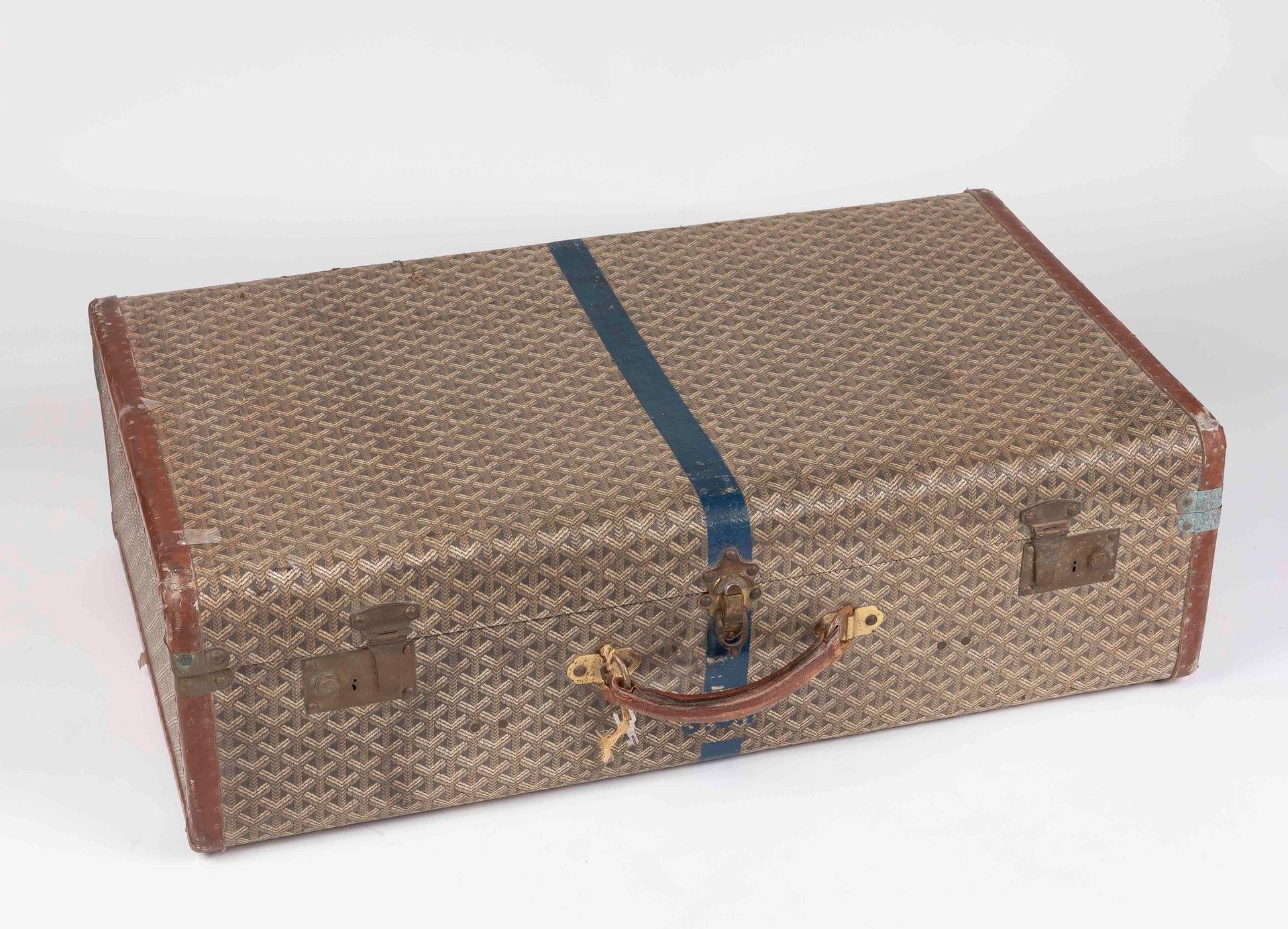 GOYARD - 233 Rue St-Honoré
ParisHard
case
in woven canvas with the monogram of the house, blue line and number JCF, lozenge borders, gilded metal trim, two keys (stains of moisture to the canvas, damaged edges, wear)
76 x 45 x 22.5 cm

