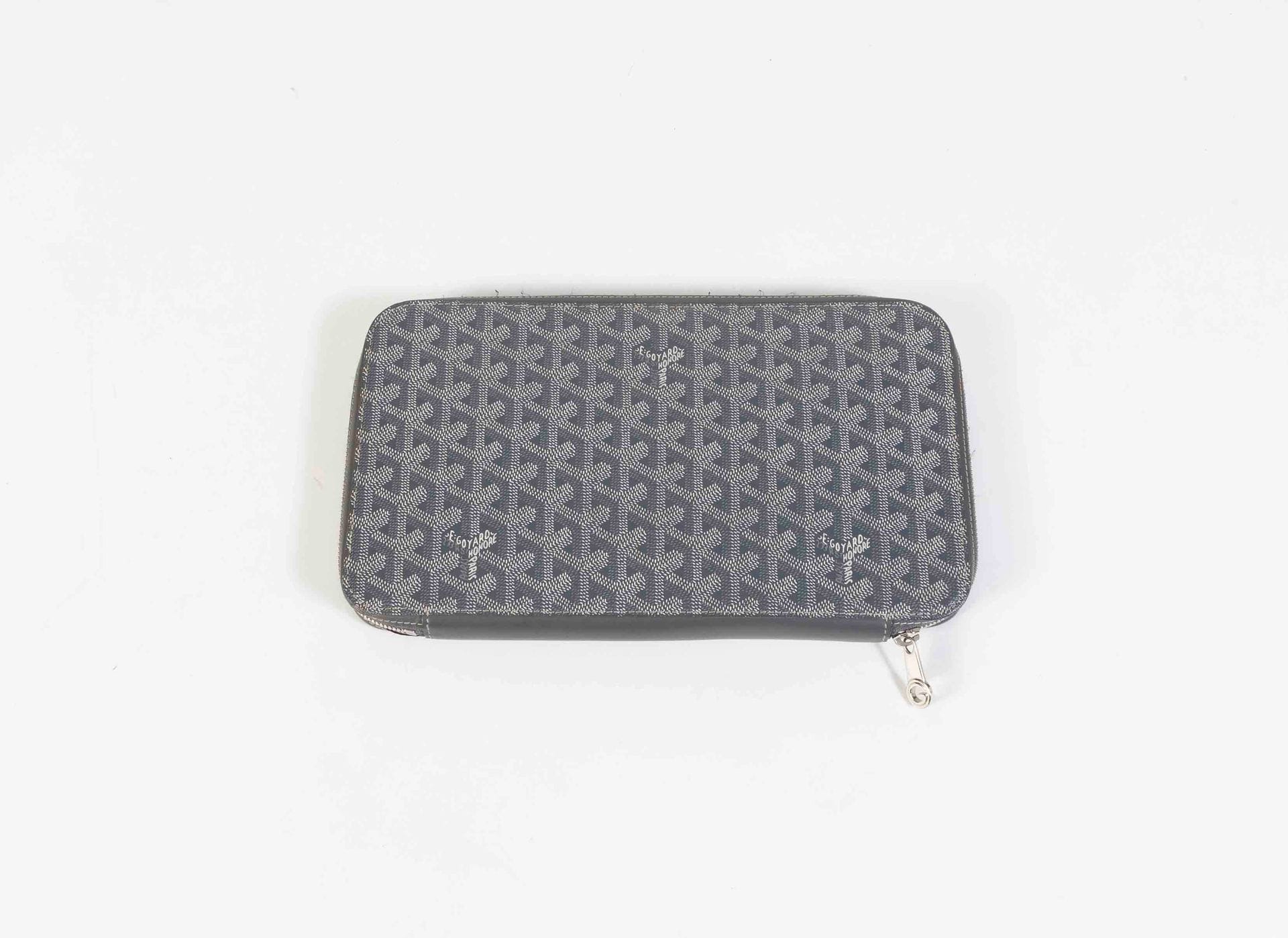 GOYARD Paris 
Large zipped wallet in grey Goyardine canvas30
x 18 x 3 cm

