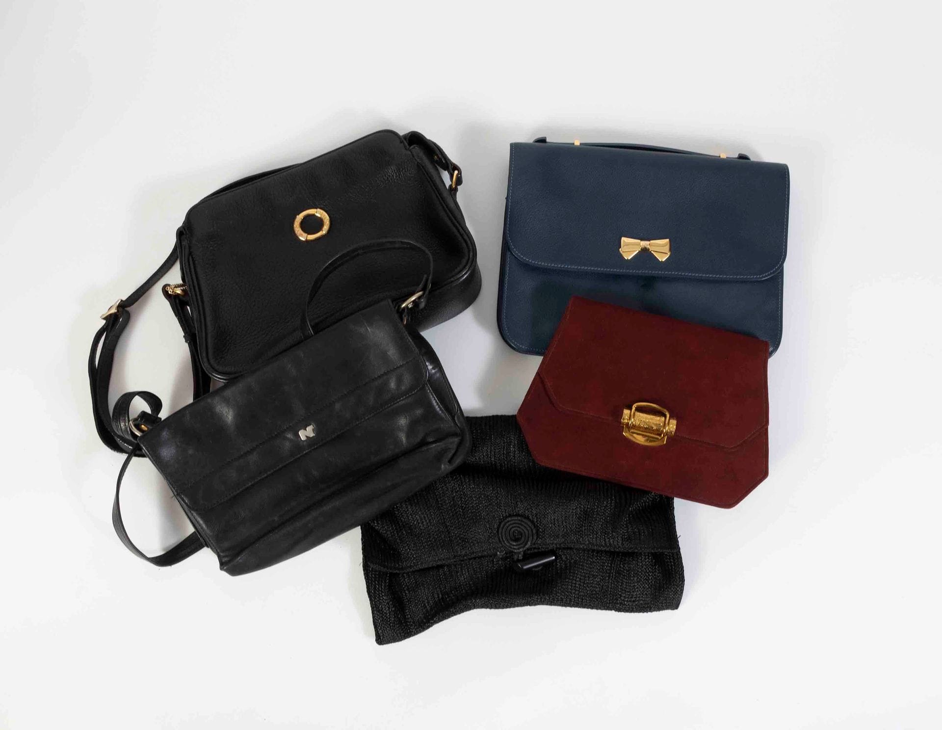 Lot de trois sacs en cuir Nina RICCI (usures), un sac en peau bordeaux Appay et un sac en raphia noir GIVENCHY Nouvelle Boutique