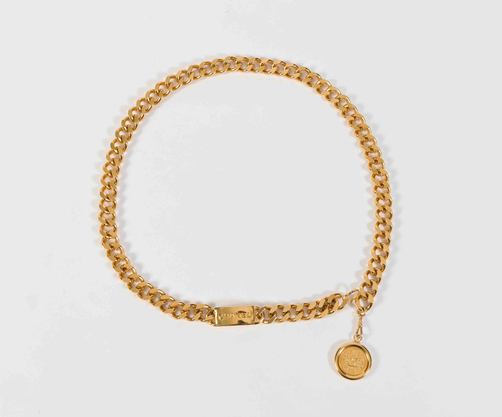 
CHANEL circa 1993



Ceinture chaîne en métal doré, médaillon 31 rue Cambon, dans sa boîte, T.80 environ


