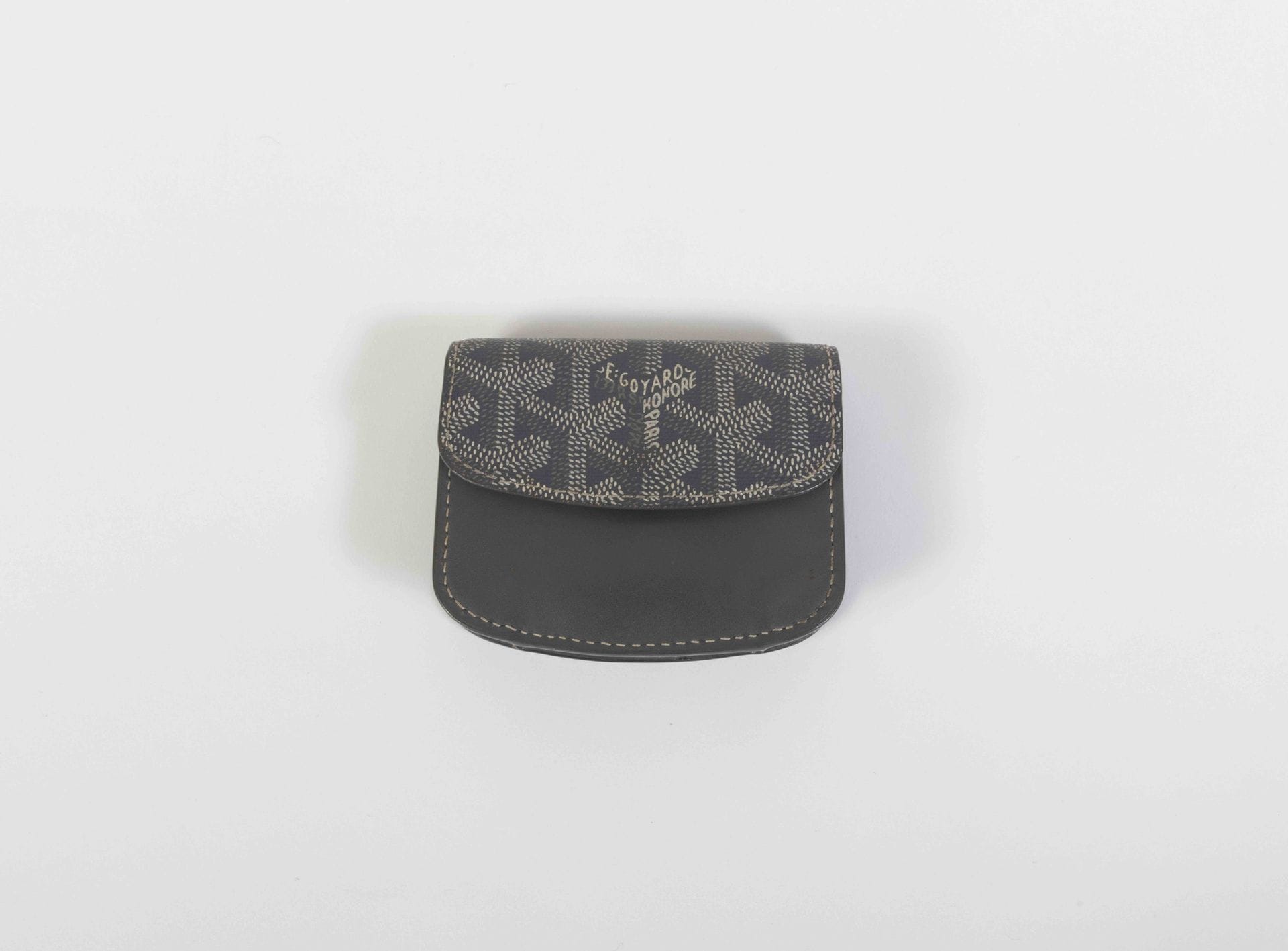 GOYARD
ParisGoyard canvas
purse
grey10
x 8 x 3 cm

