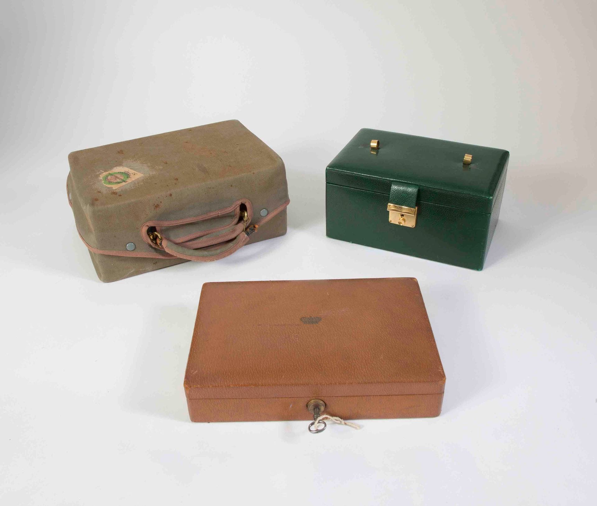 Set of three jewelry boxes, one in natural pork signed Bramah with closed crown, one in black long grain and the other in green leather (wear). A lot of cases and hatpins are attached.