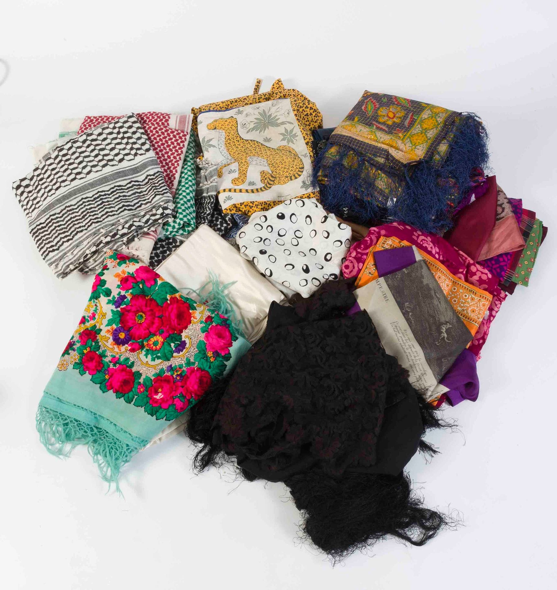 Important lot de foulards, écharpes, châles, soie et coton (en l’état)