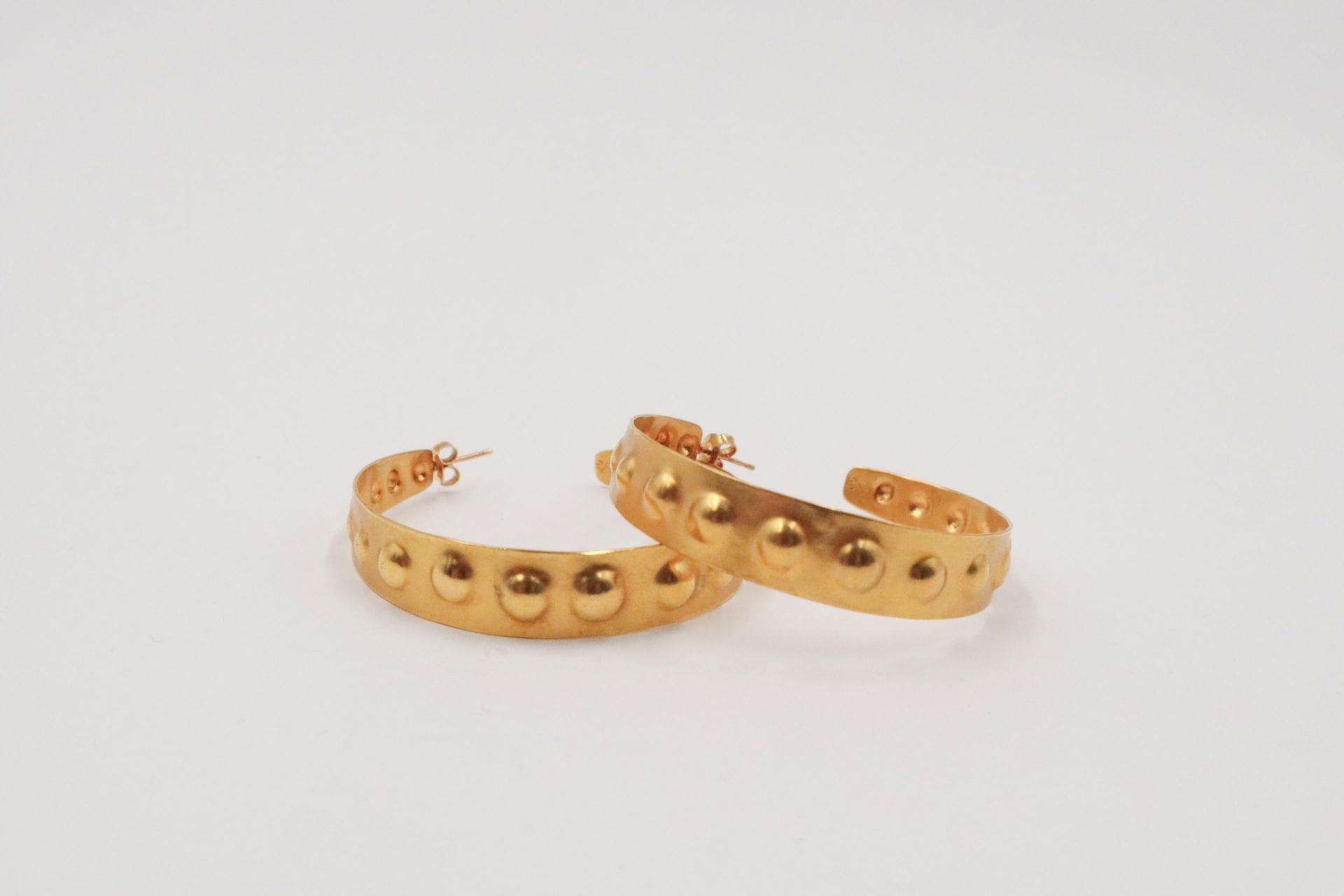 VAN DER STRAETEN
Paire de créoles en métal doré, ponctuées de protubérances. Monogrammées. Dimensions : 4,8 x 5 cm environ