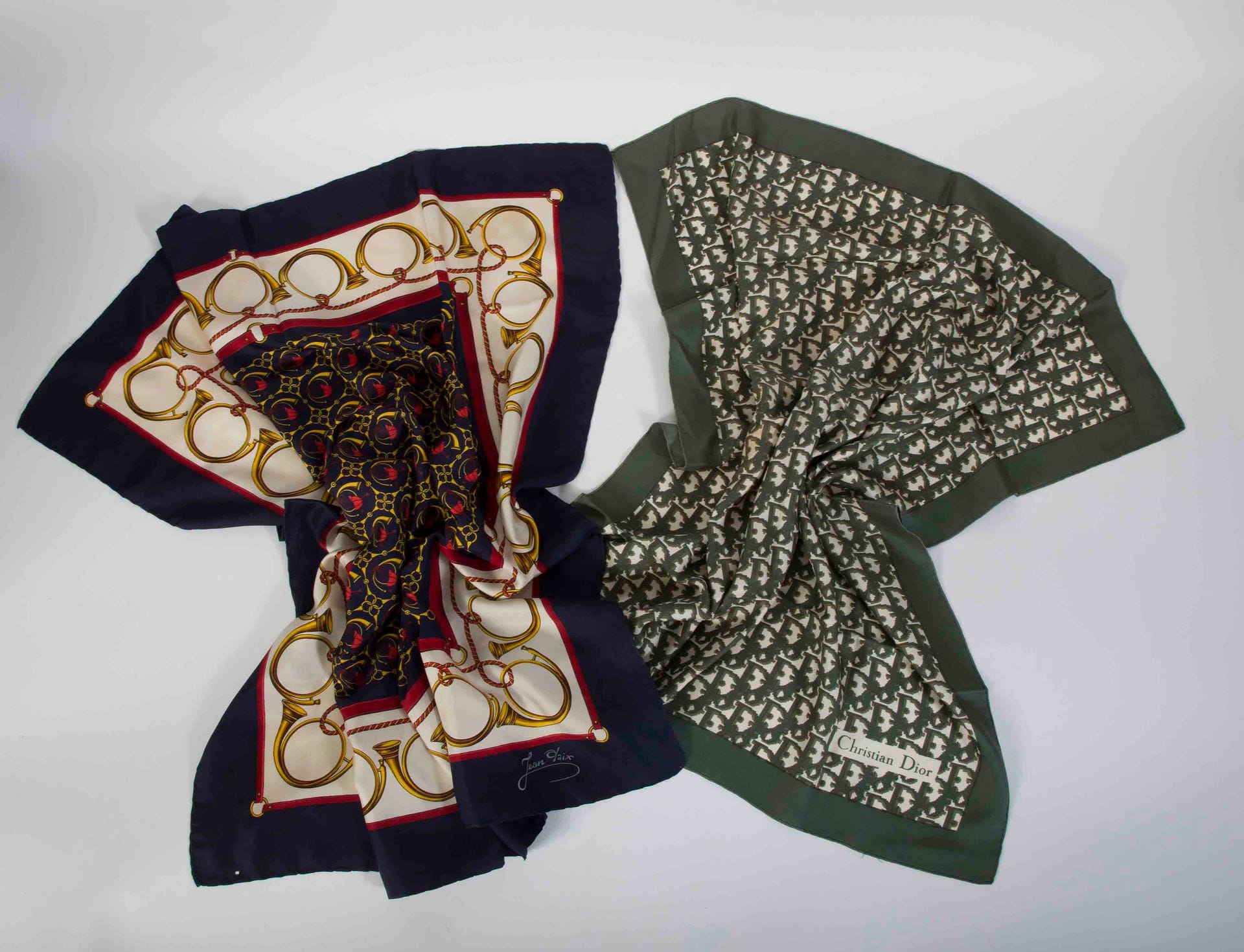 Lot de deux foulards en soie dont un Christian DIOR