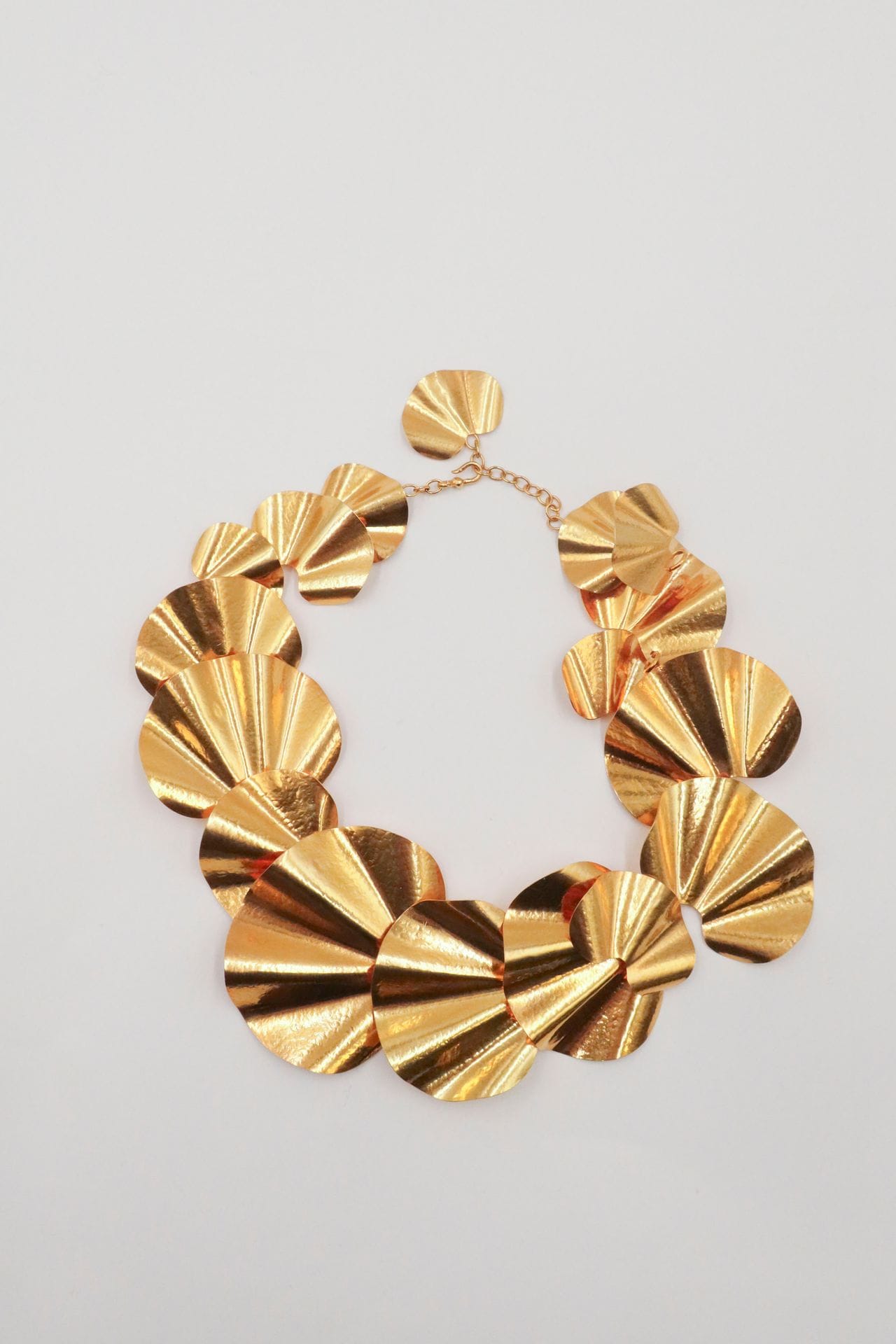 VAN DER
STRAETENGolden metal
necklace
, collection "Frou Frou" composed of 16 half circles of gold metal gathered in fall. Monogrammed. Length : 55,5 cm approximately
