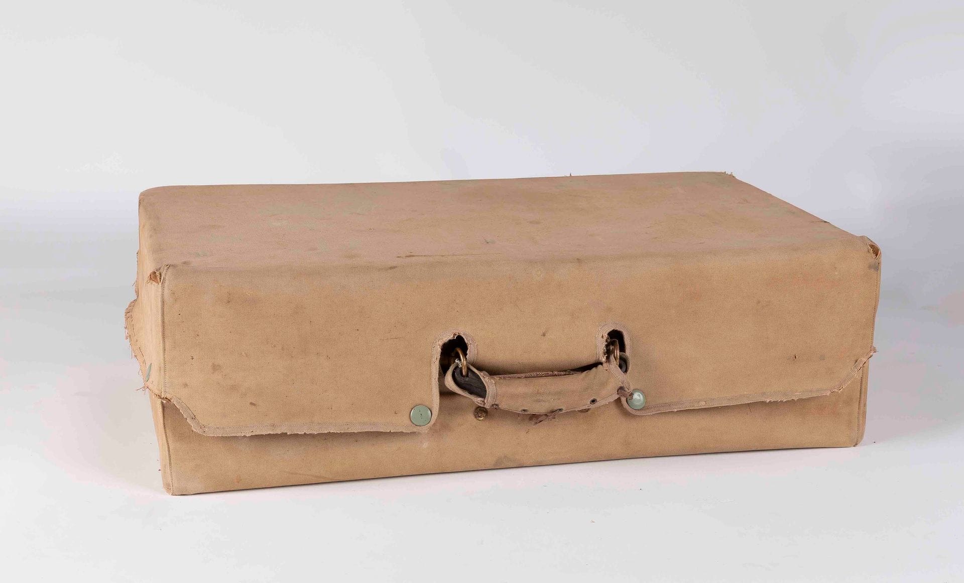 ST DUPONT 8bis Rue Dieu.
ParisGrey leather toiletries
set
, gilded metal trim, red morocco interior including two boxes, a curling iron, a damaged tortoiseshell brush, protective cover (some wear)
64 x 39.5 x 19 cm

