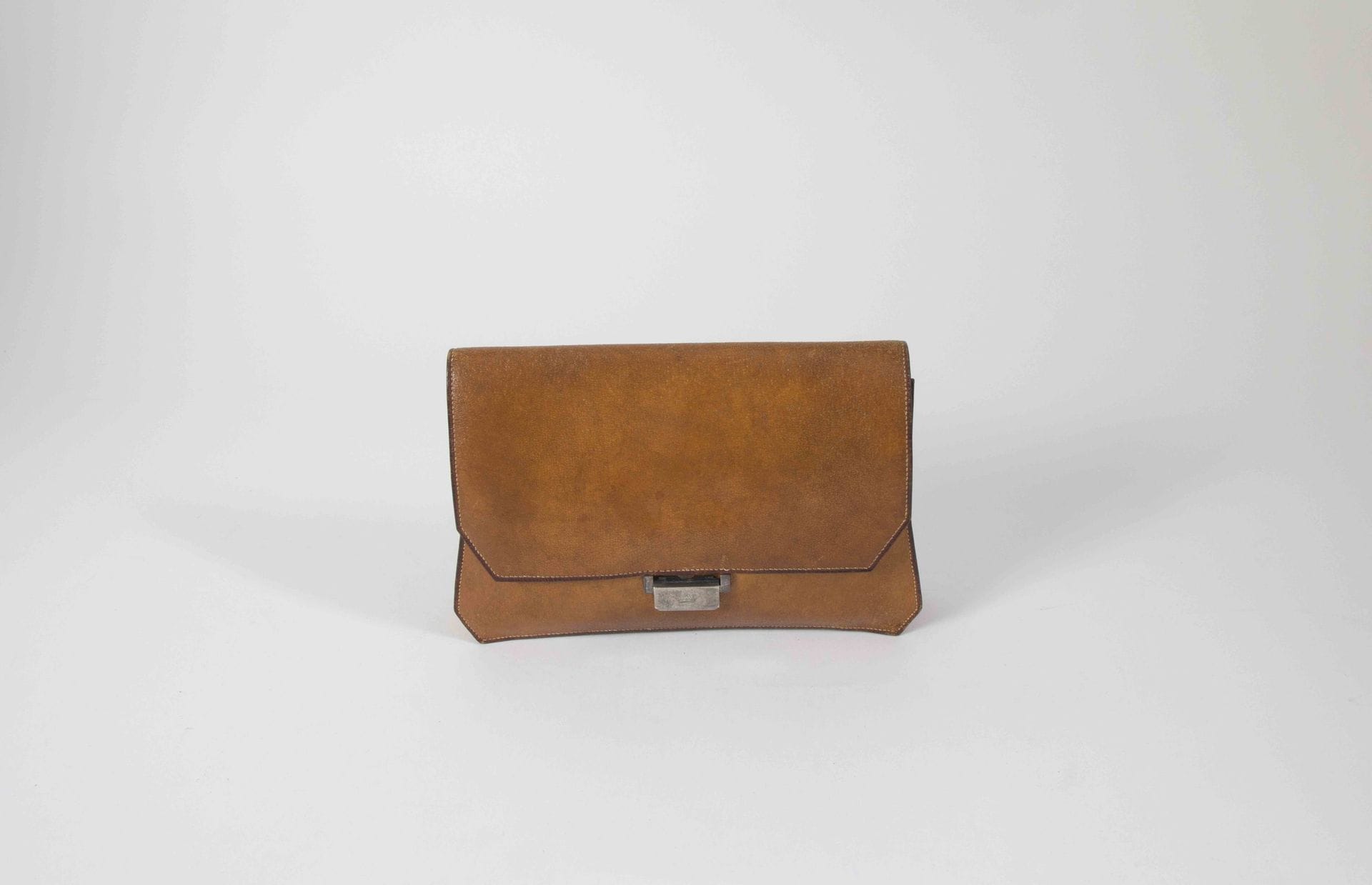 HERMES 24.Fg St Honoré Paris. Circa 1935-38Pocket
in natural pork, metal clasp engraved with a marquis crown (dirt and discoloration, traces of pen on the flap)
22.5 x 16 cm

