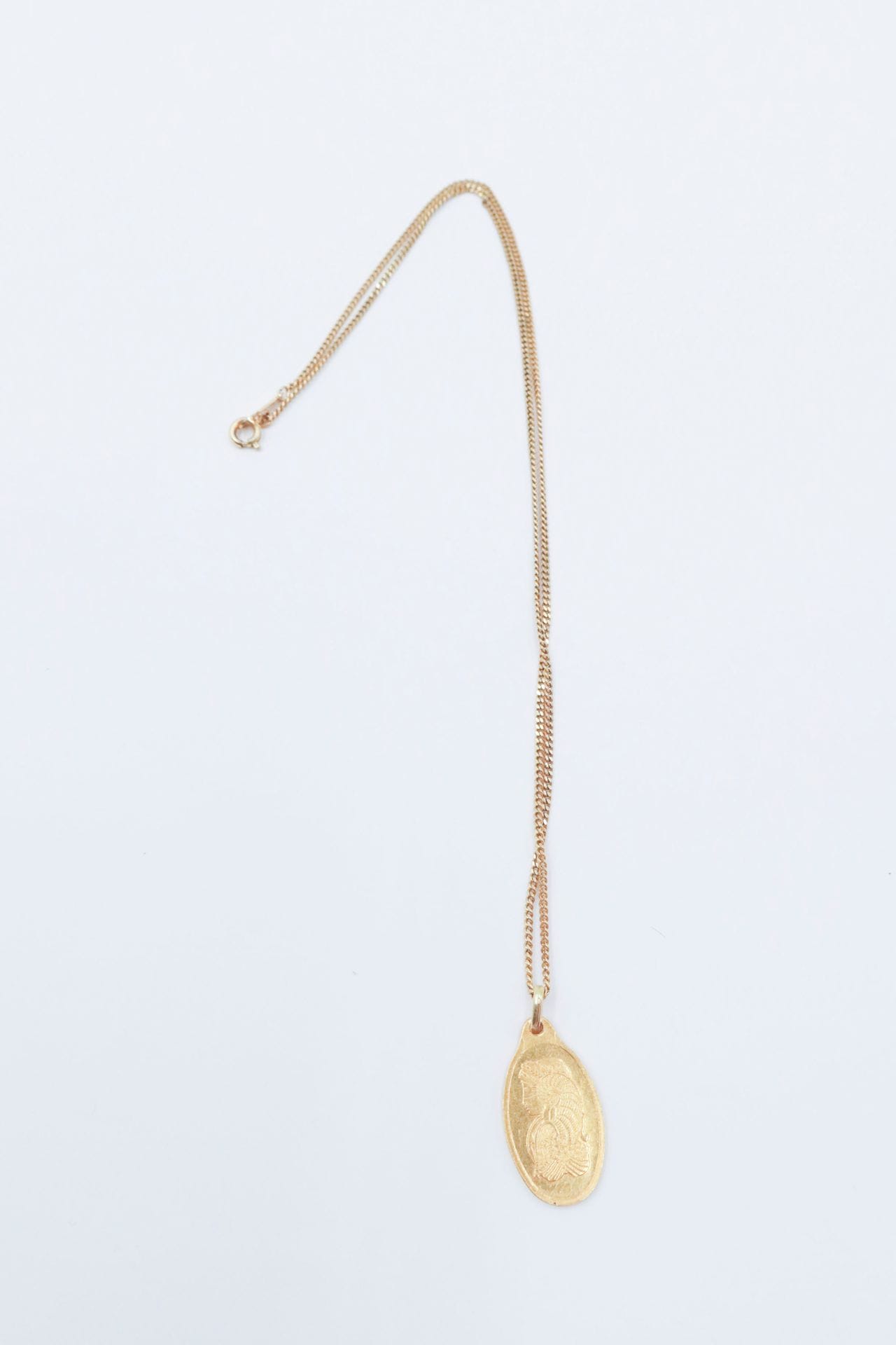 
PAMP



Médaille lingotin Suisse en or 
18K (750) sur l'une des faces est gravé le profil de Fortuna déesse romaine de la fortune et sur l'autre est inscrit : "PAMP SUISSE 5g FINE GOLD 999,9". Dimensions médaille : 2,6 x 1,3 cm environ. Poids : 5,1 g (on joint une chaîne en métal doré longueur 46 cm environ)
